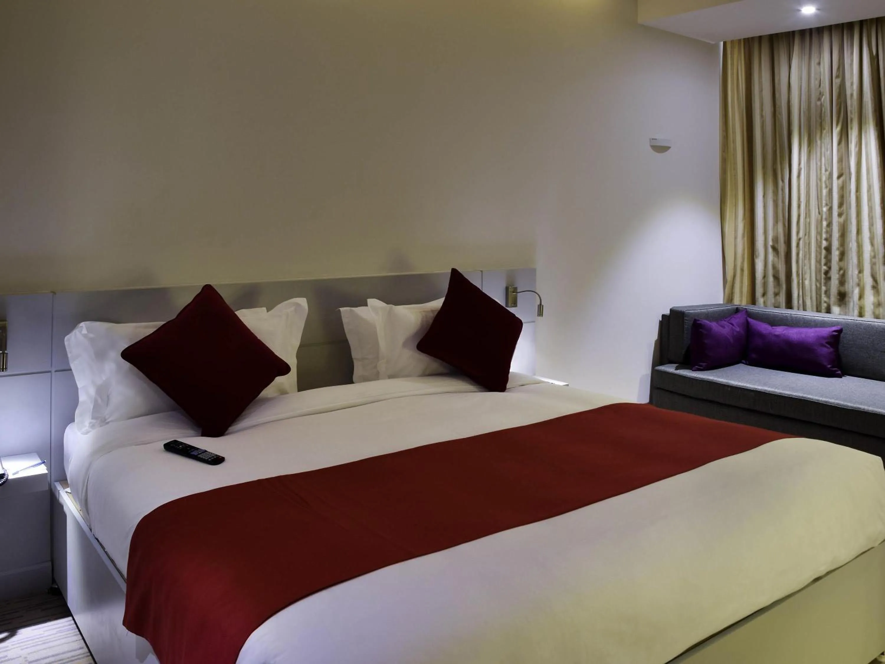 Bedroom, Bed in Novotel Suites Riyadh Centre