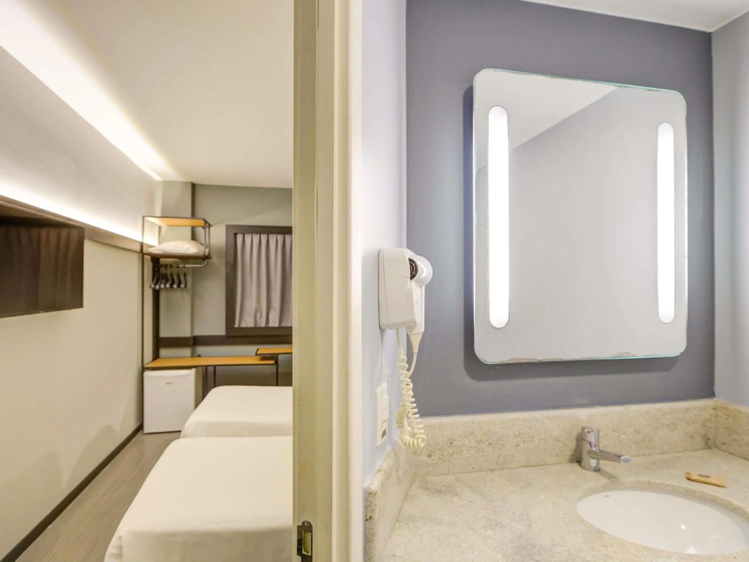 Bedroom, Bed in ibis Rio de Janeiro Nova America