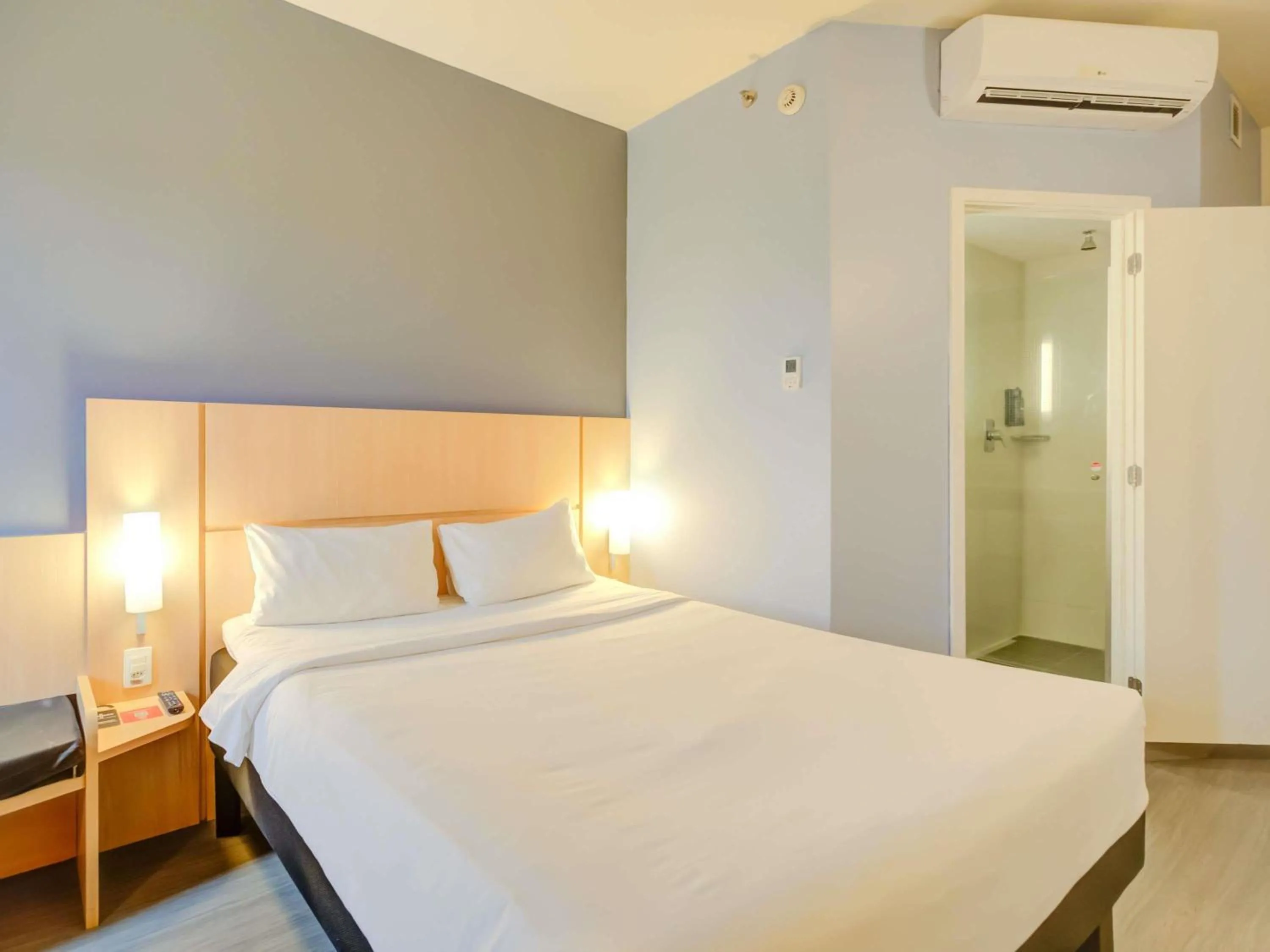 Bedroom, Bed in ibis Rio de Janeiro Nova America