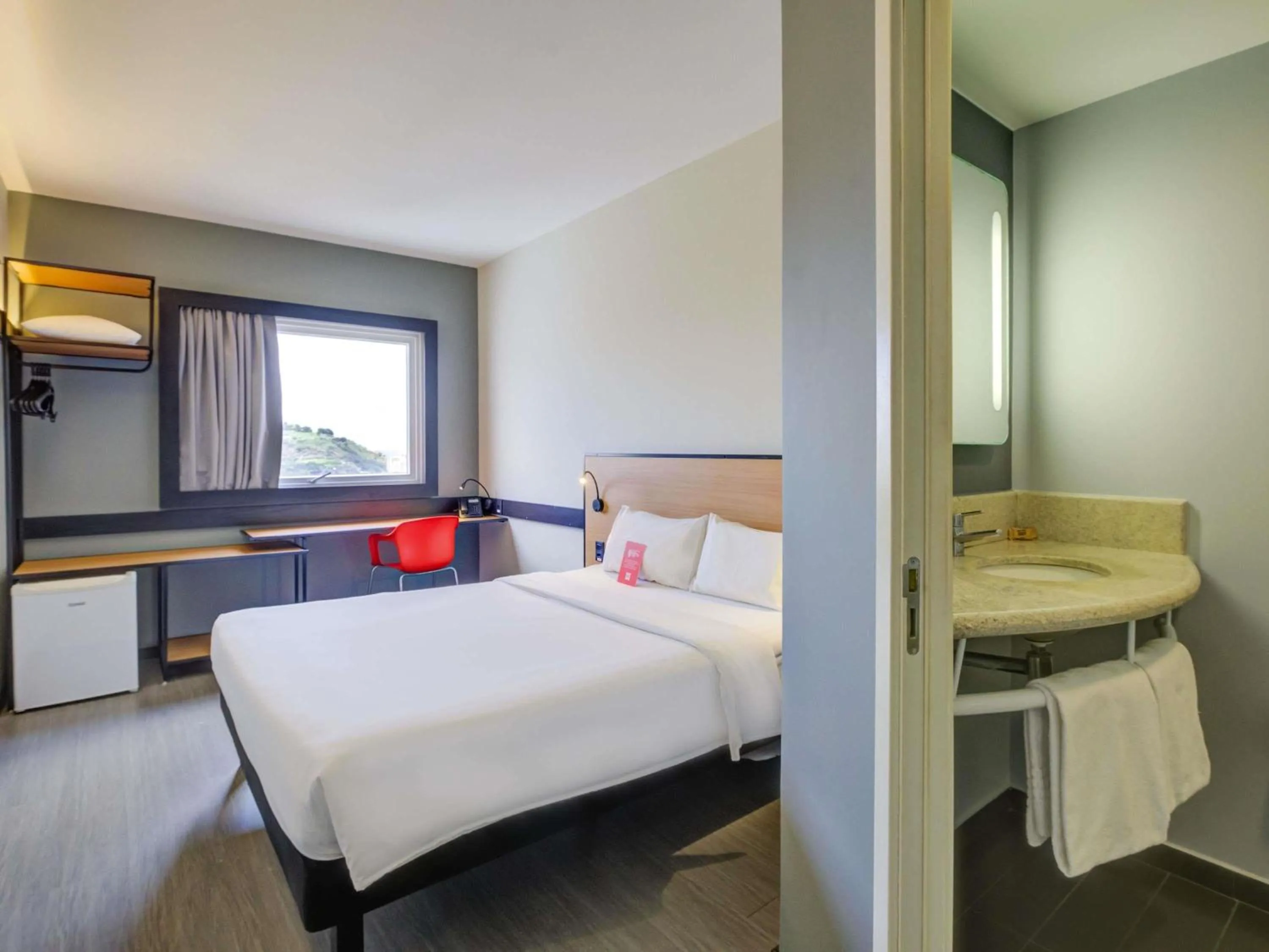 Bedroom, Bed in ibis Rio de Janeiro Nova America