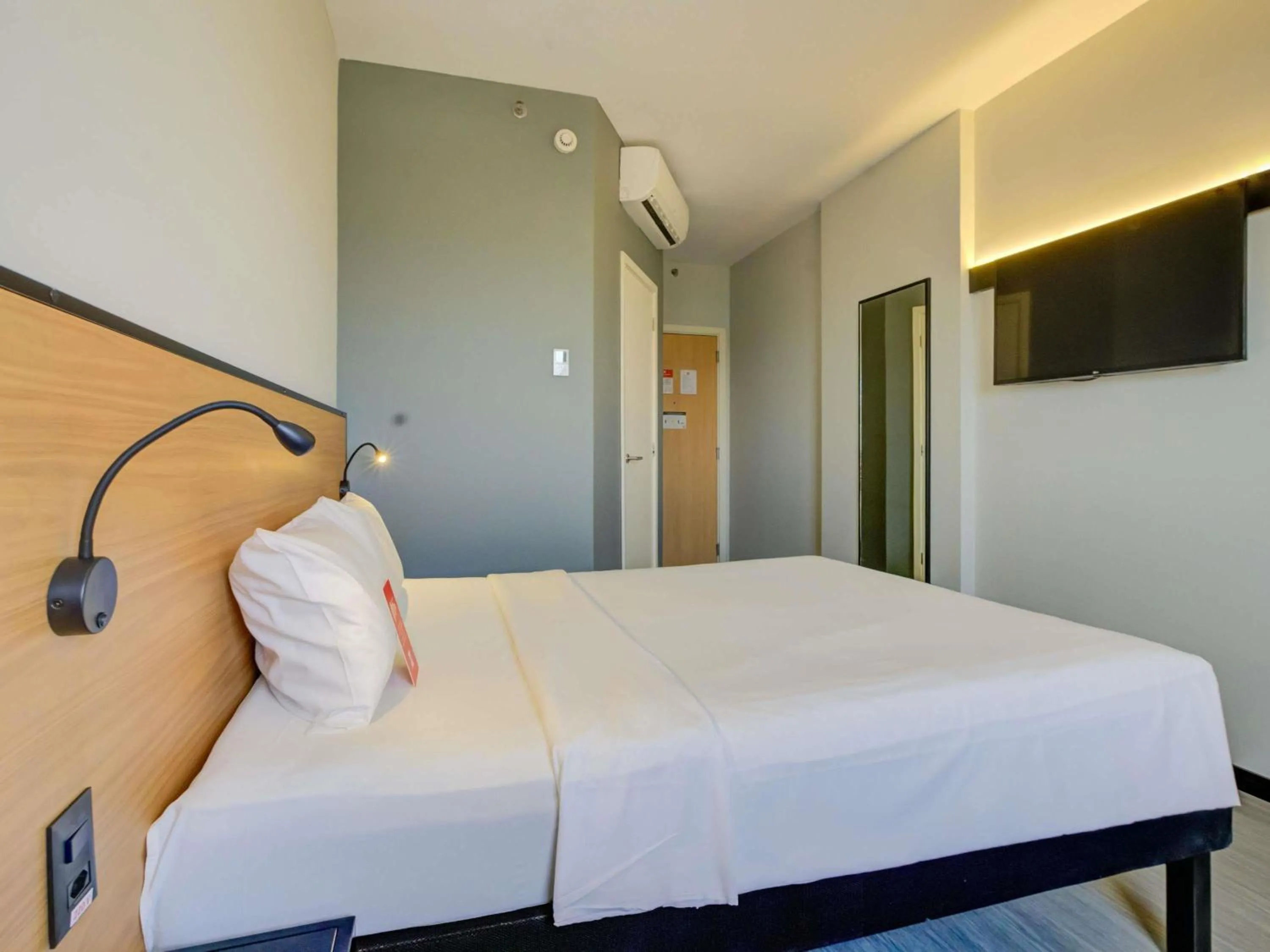 Bedroom, Bed in ibis Rio de Janeiro Nova America