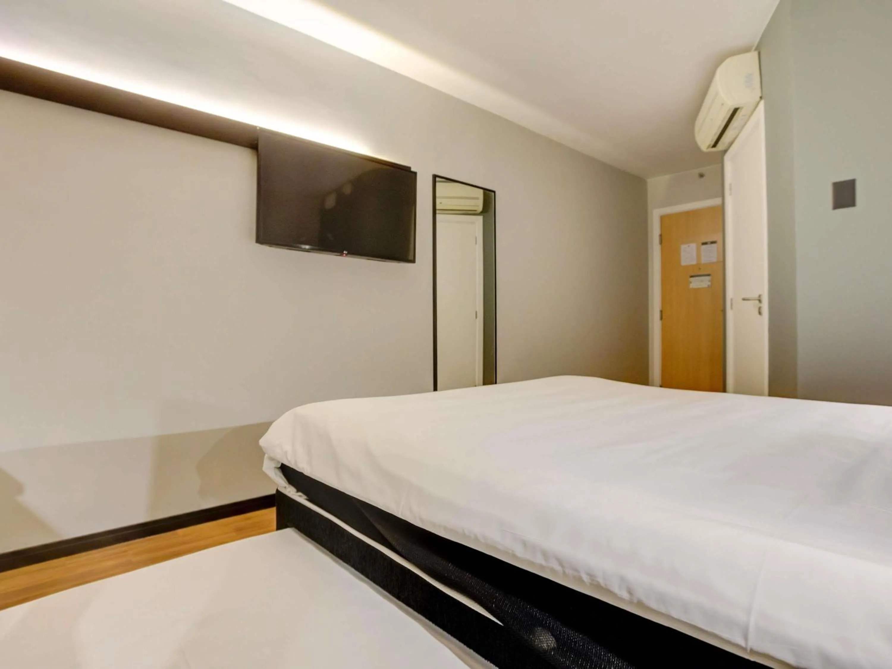 Bedroom, Bed in ibis Rio de Janeiro Nova America