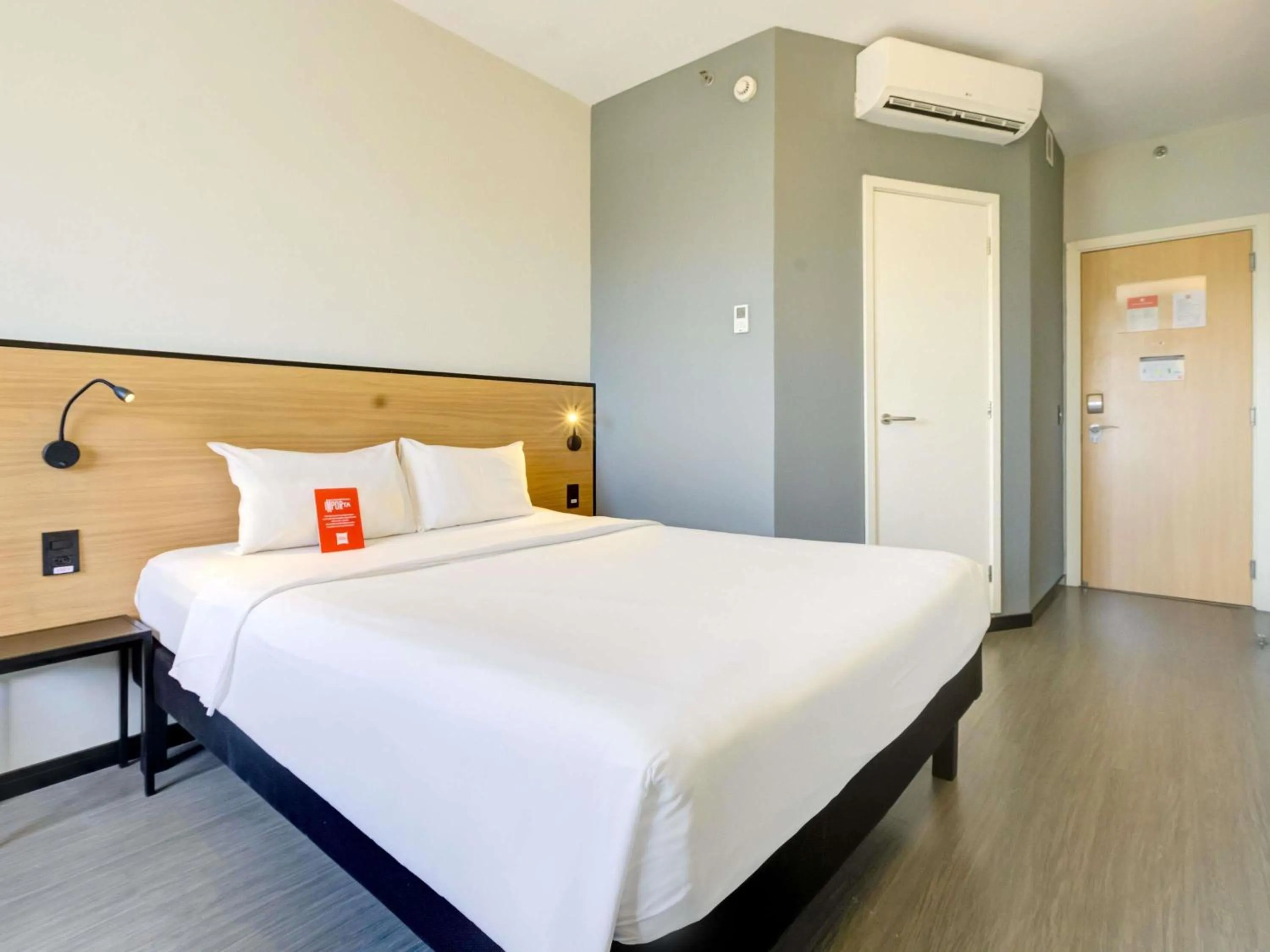 Bedroom, Bed in ibis Rio de Janeiro Nova America