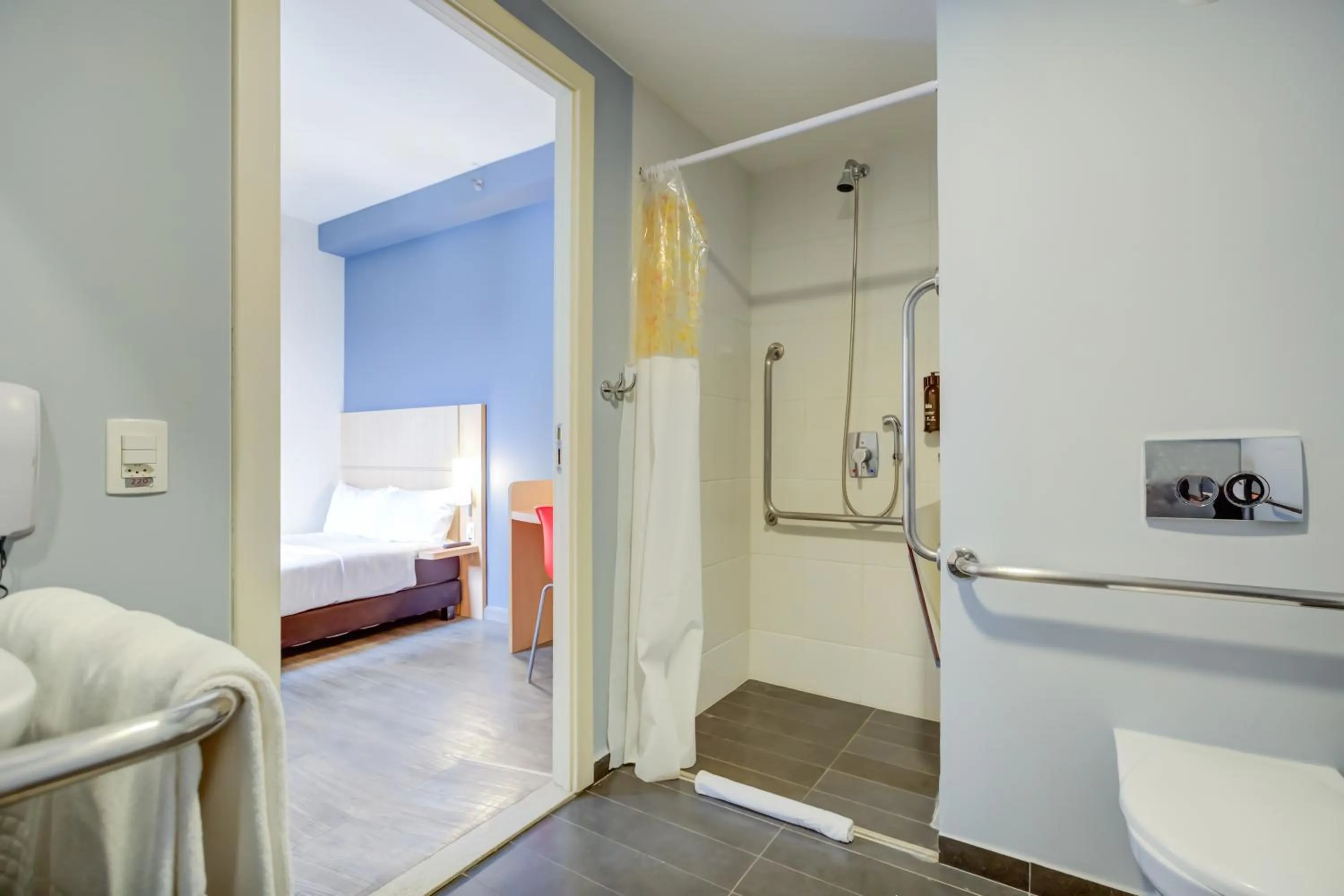 Shower, Bed in ibis Rio de Janeiro Nova America