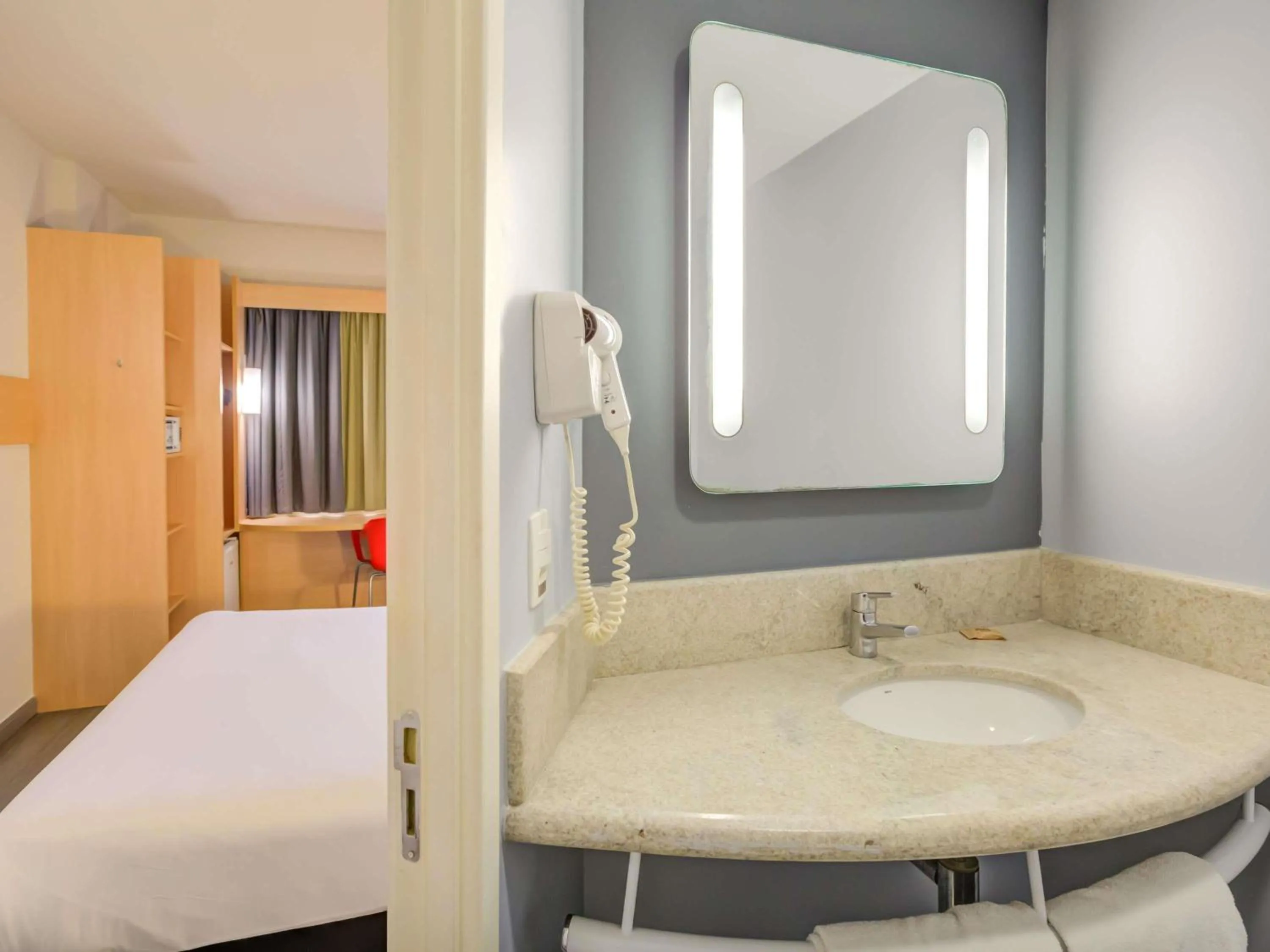 Bedroom, Bed in ibis Rio de Janeiro Nova America