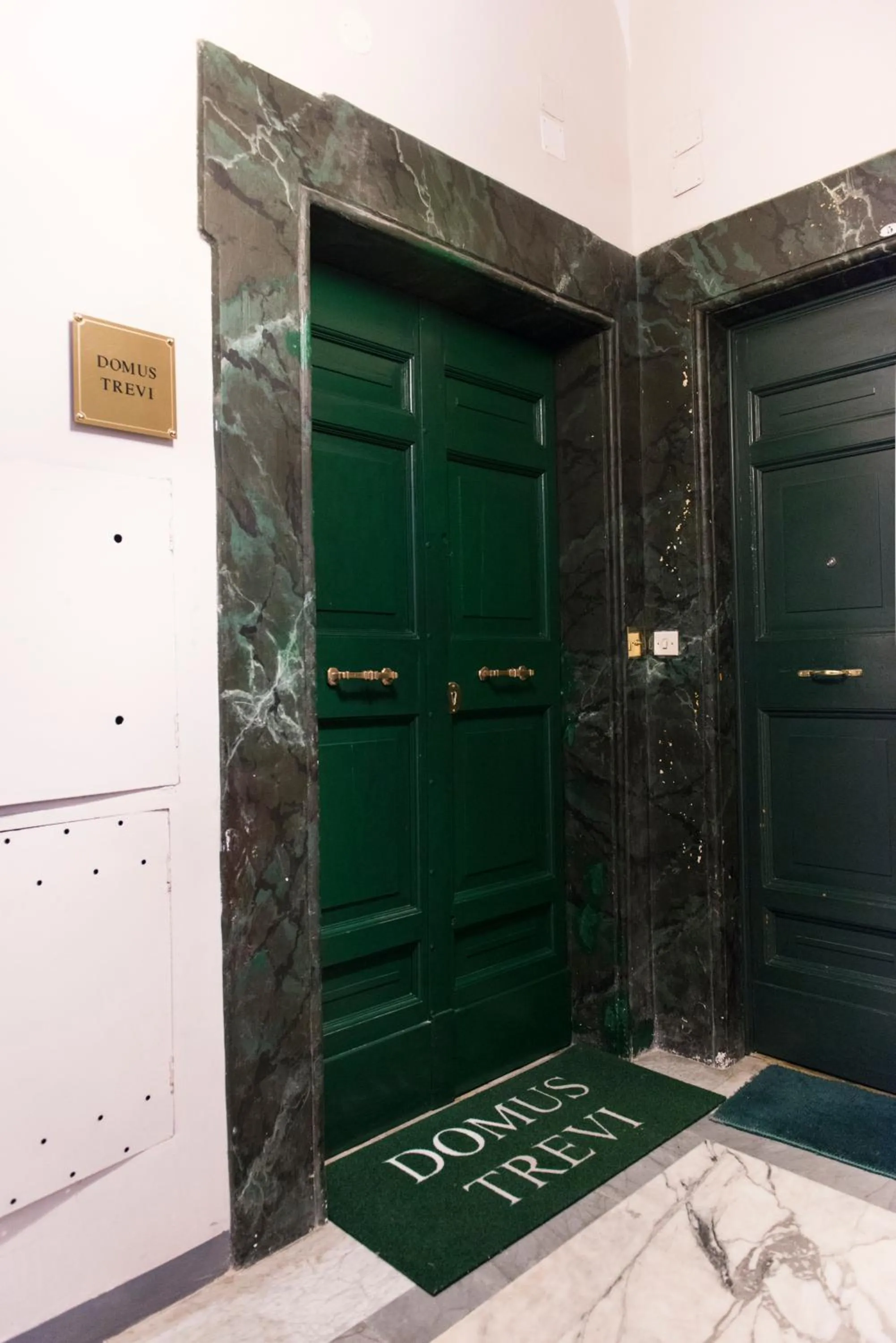 Facade/entrance in Domus Trevi