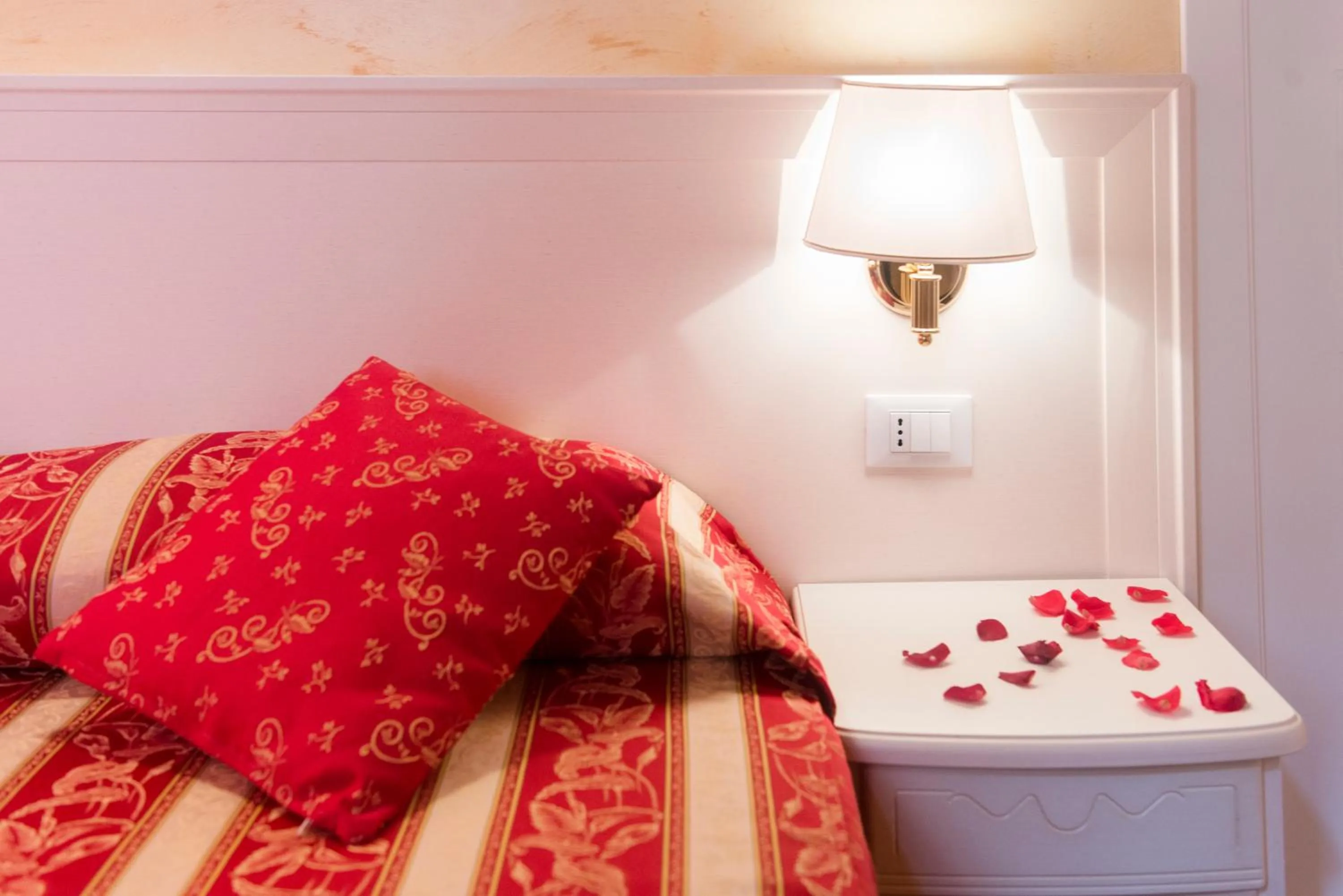 Bedroom, Bed in Domus Trevi