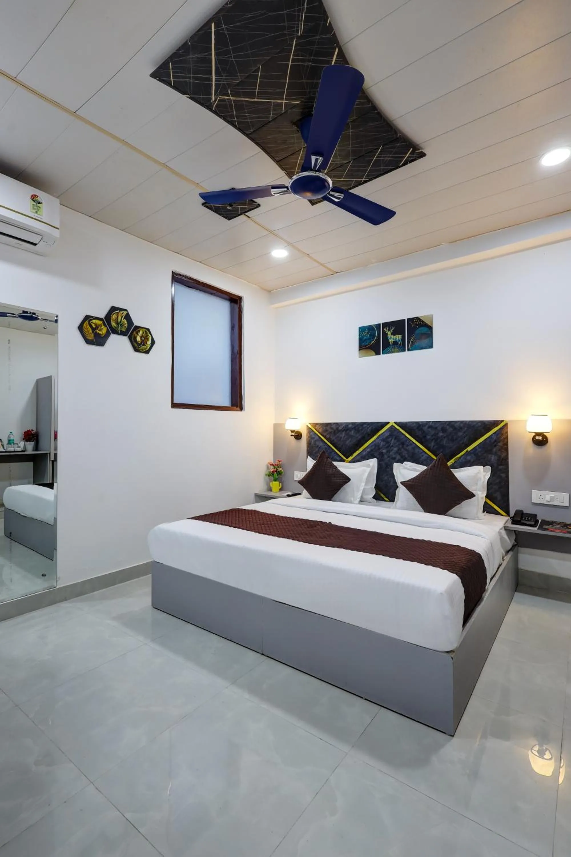 Deluxe Room in Hotel Warm Welcome Inn 26 - Near Sector 18 Metro Noida