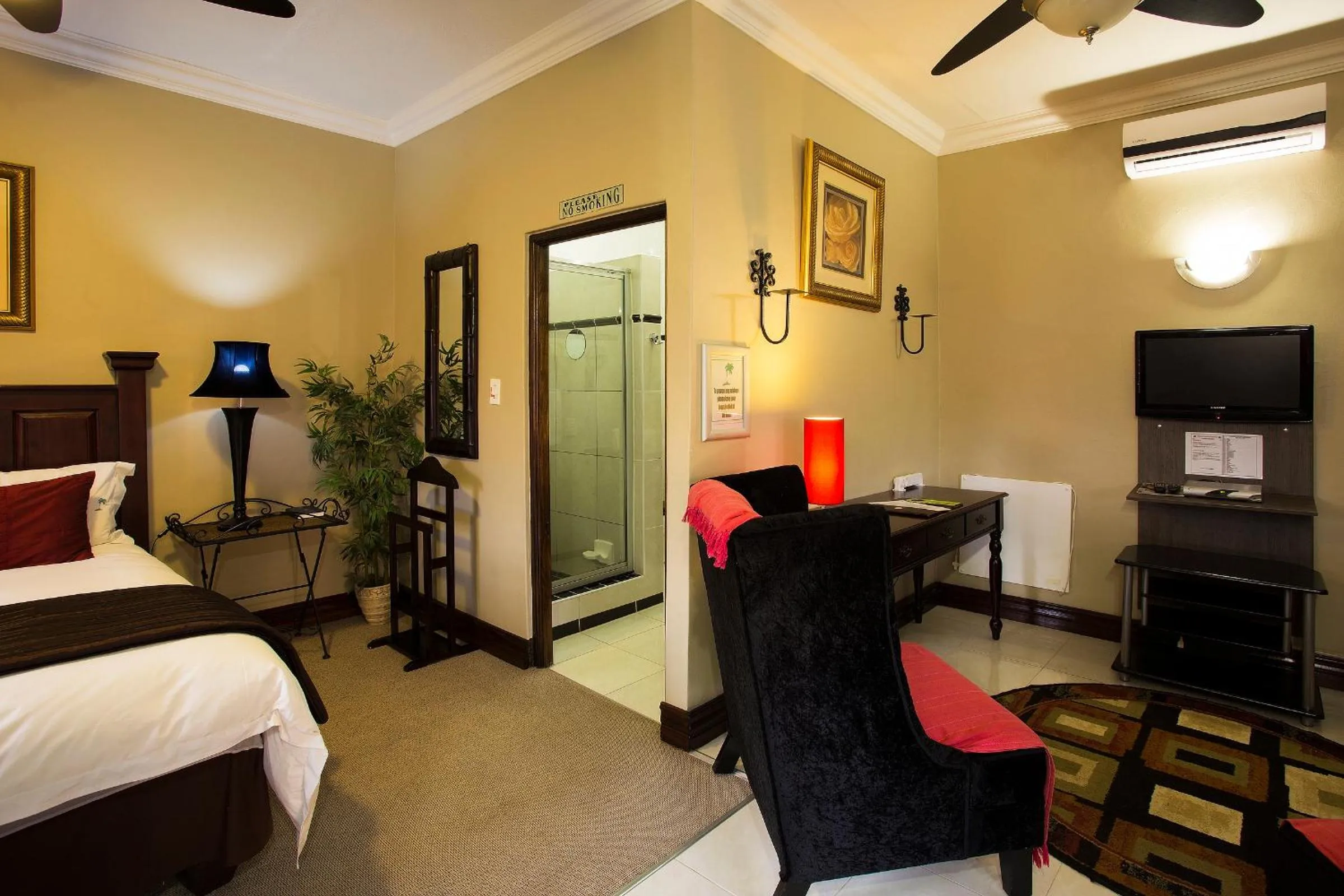 Living room, Bed in The Royal Palm B&B