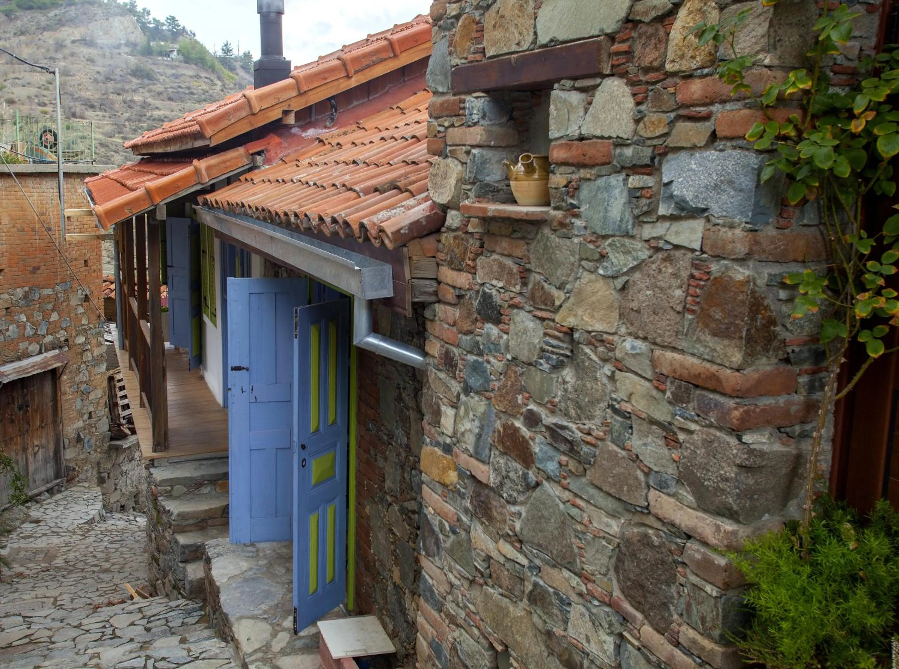 Facade/entrance in Lyhnos