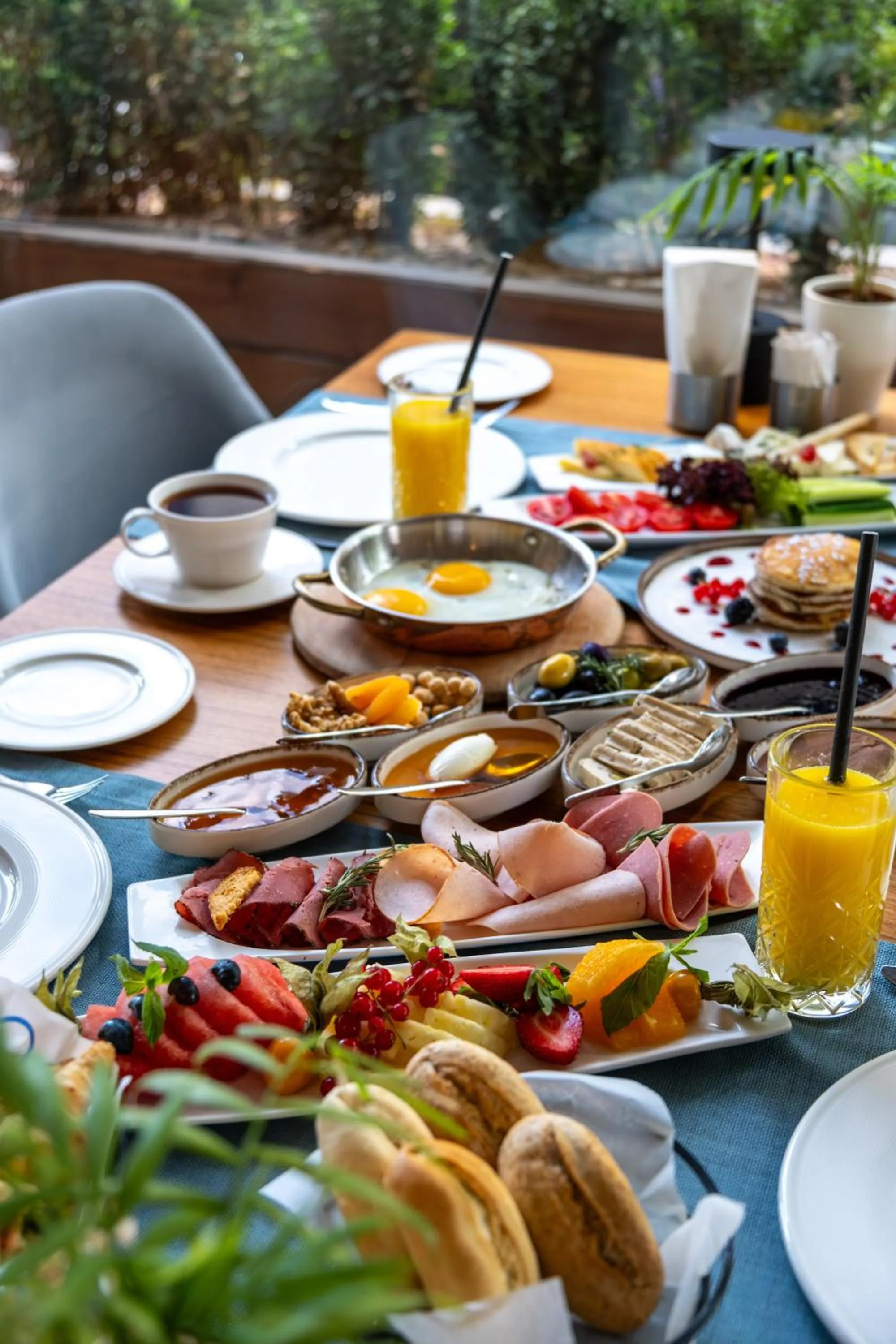 Food and drinks in Delta Hotels by Marriott Istanbul Levent