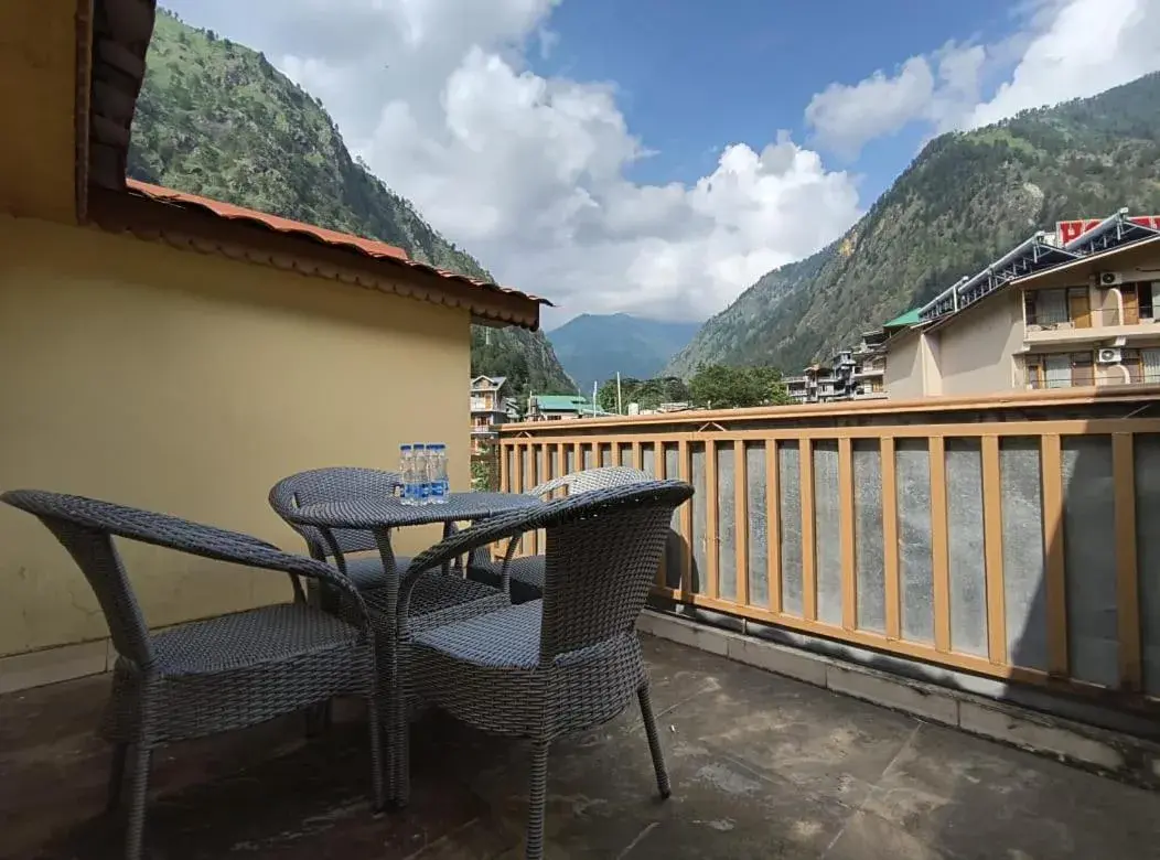 Quadruple Room with Mountain View in Hotel Purnima - A Riverside Hotel in Kasol Quadruple Room with Mountain View in Hotel Purnima - A Riverside Hotel in Kasol