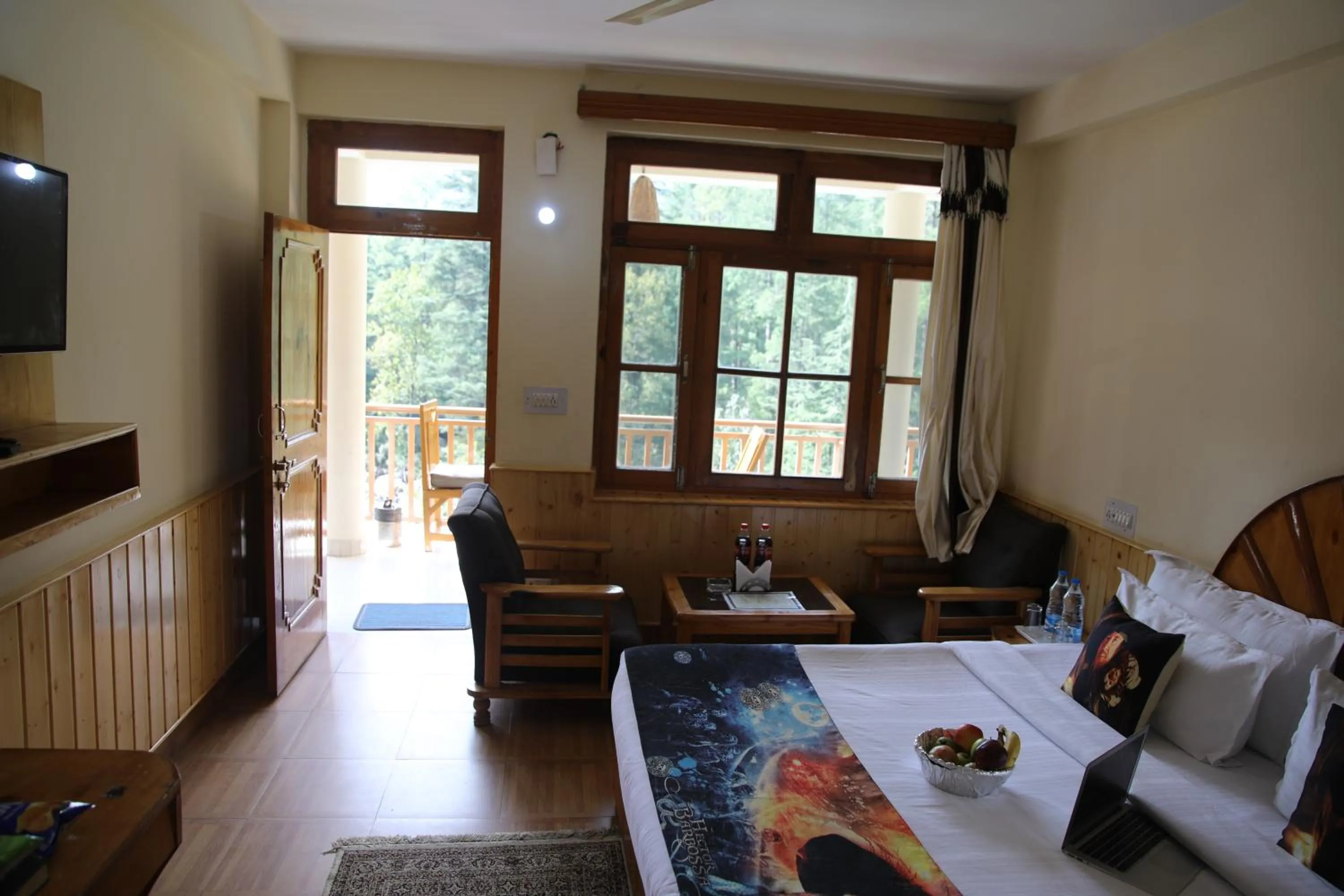 Communal lounge/ TV room in Hotel Purnima - A Riverside Hotel in Kasol