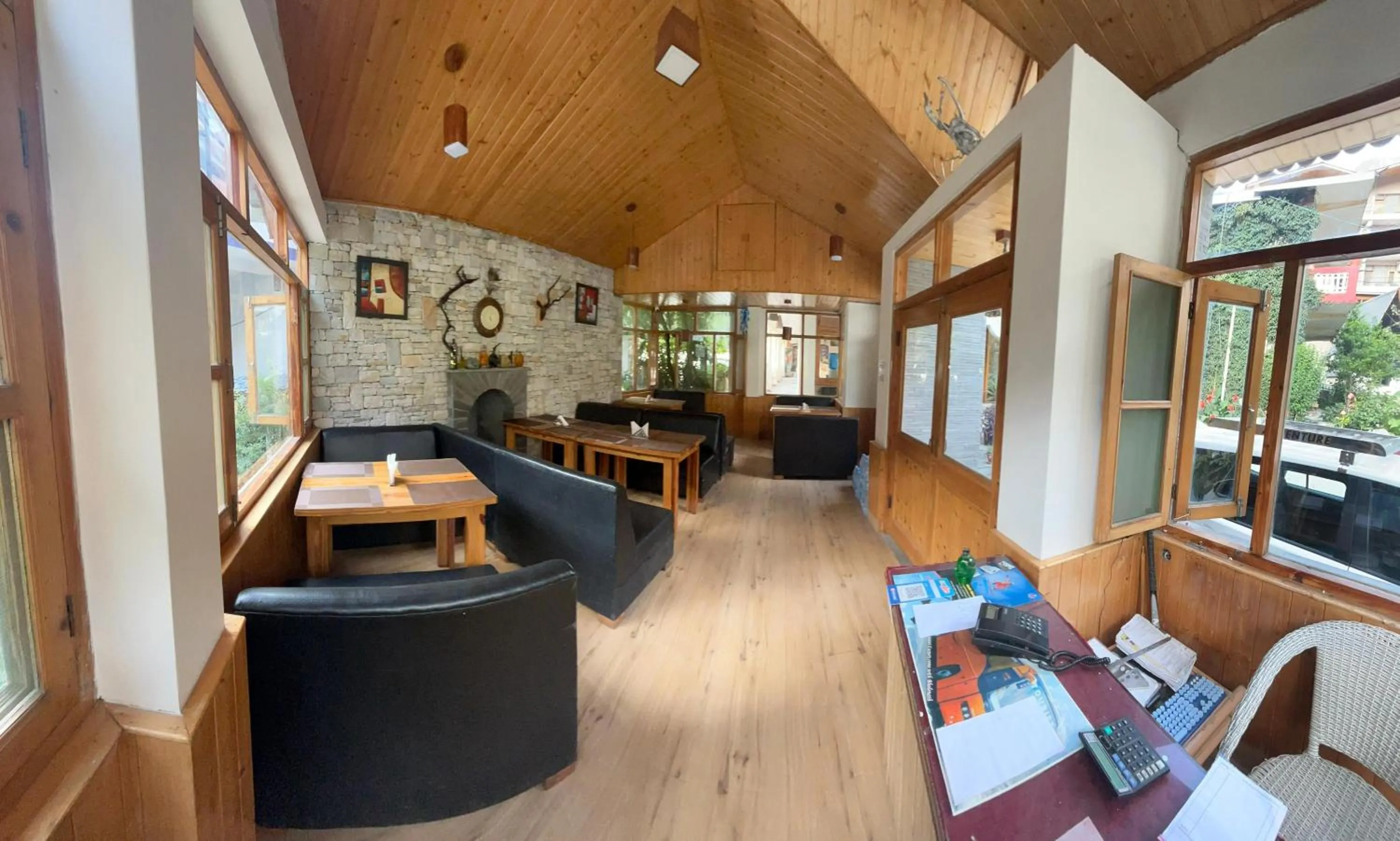 Restaurant/places to eat in Hotel Purnima - A Riverside Hotel in Kasol