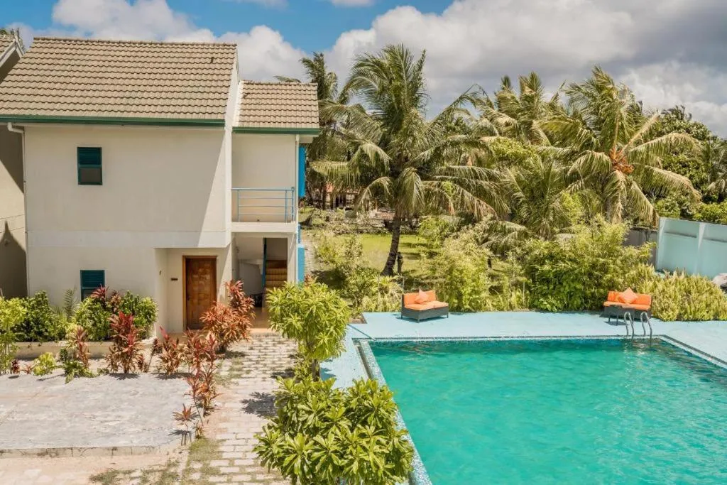 Long Beach Laamu Hotel
