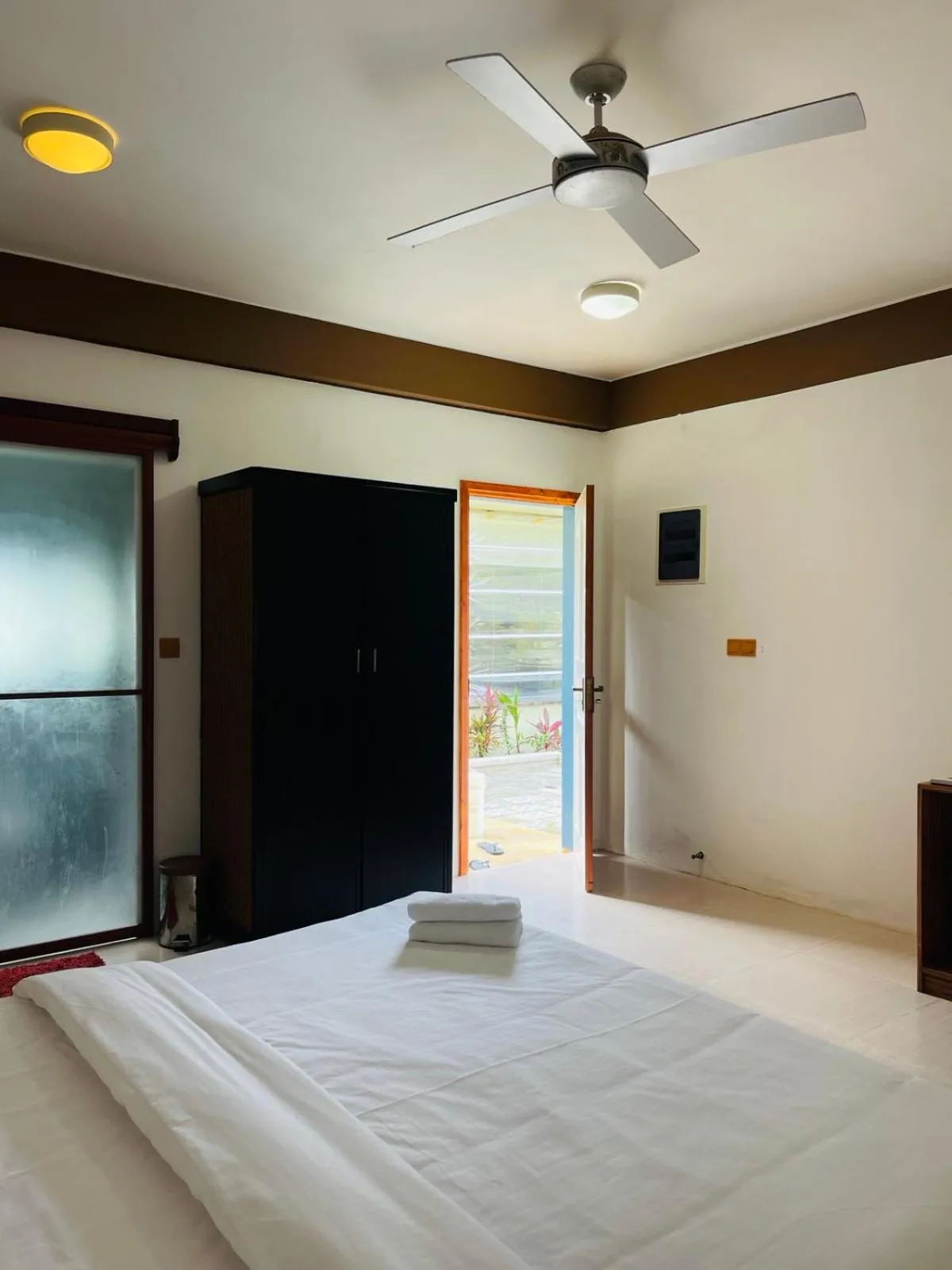 Bedroom in Long Beach Laamu Hotel