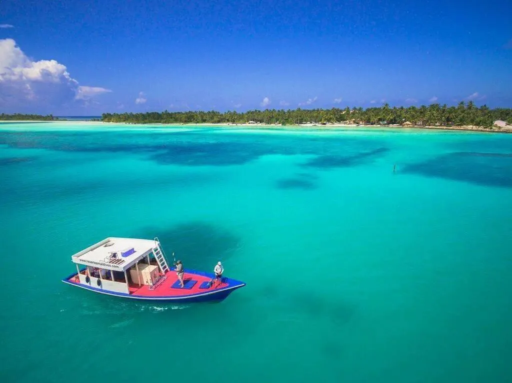 Fishing in Long Beach Laamu Hotel