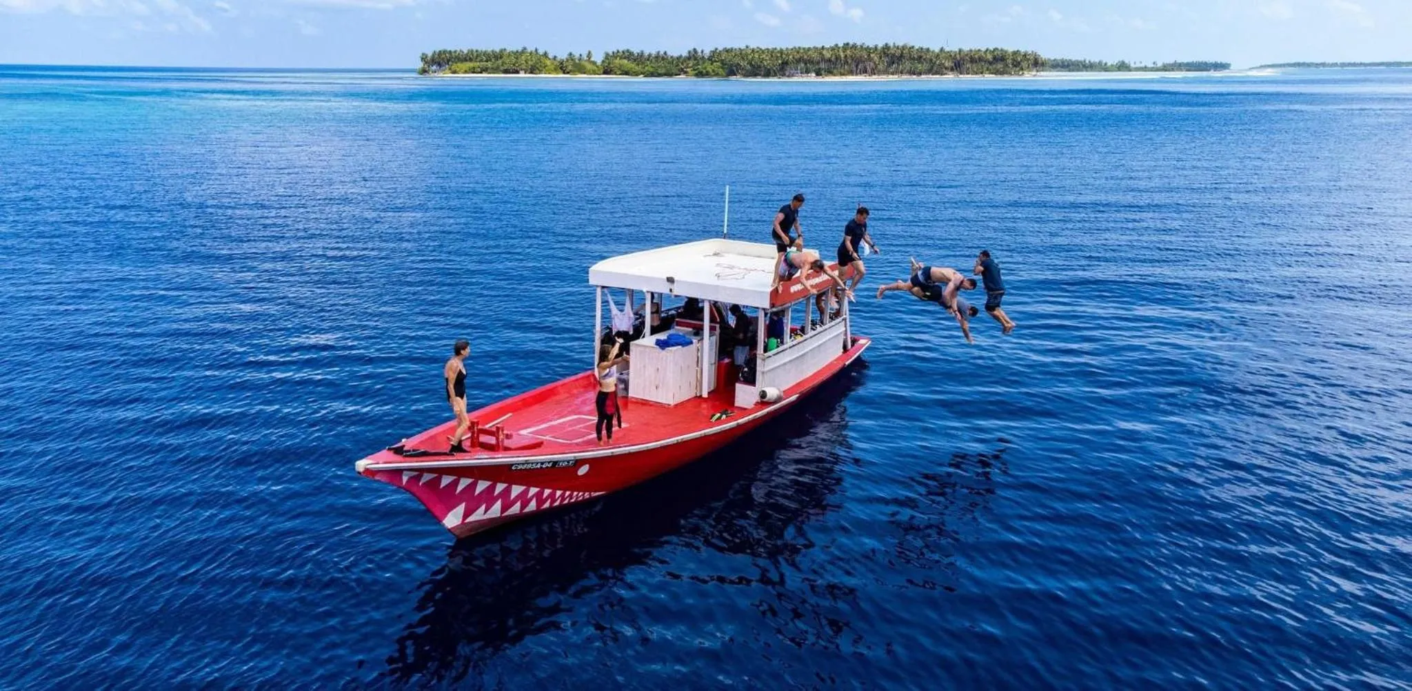 Snorkeling in Long Beach Laamu Hotel