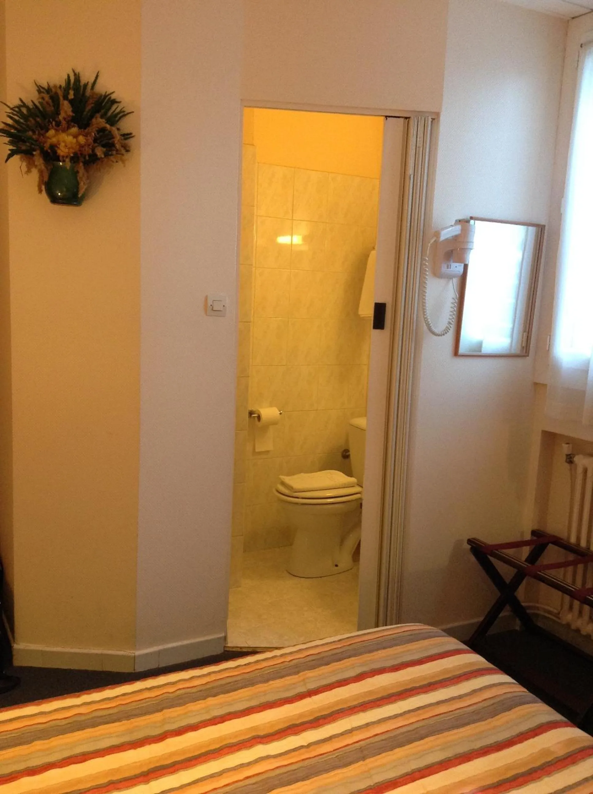 Bathroom, Bed in Hotel les Troenes