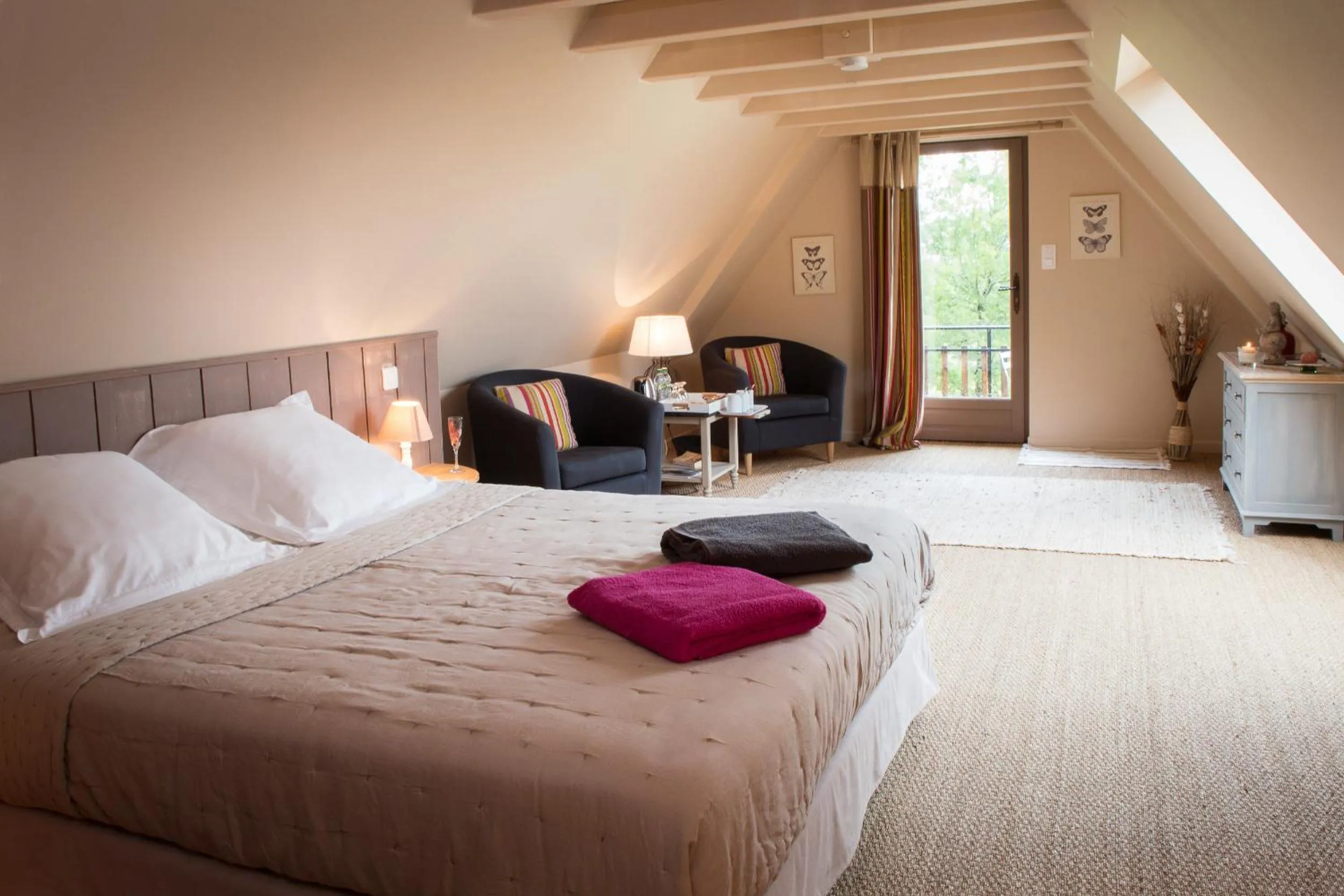 Photo of the whole room, Bed in Le Lion D'Or en PERIGORD