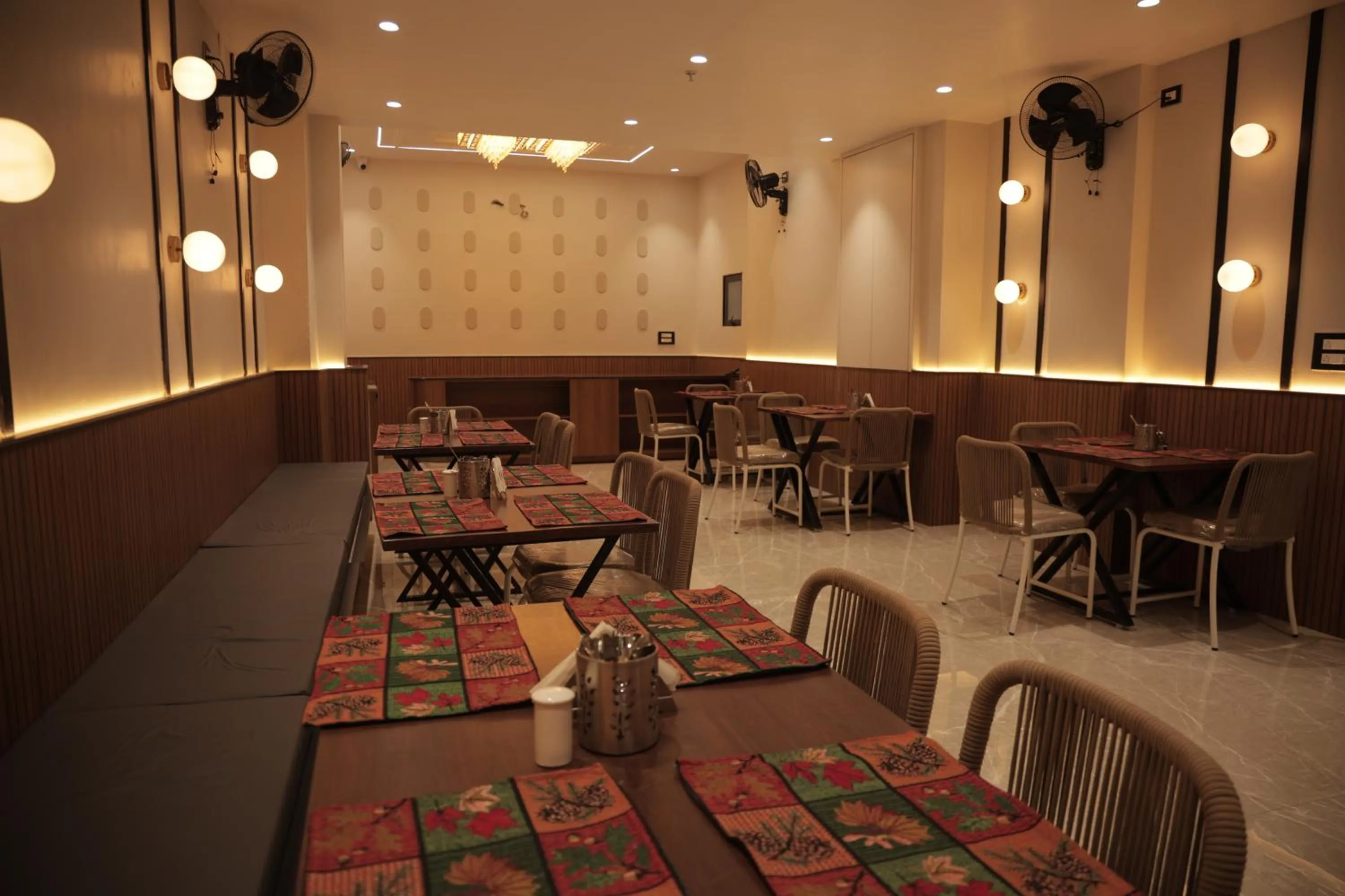 Restaurant/places to eat in Hotel The Rainbow Inn