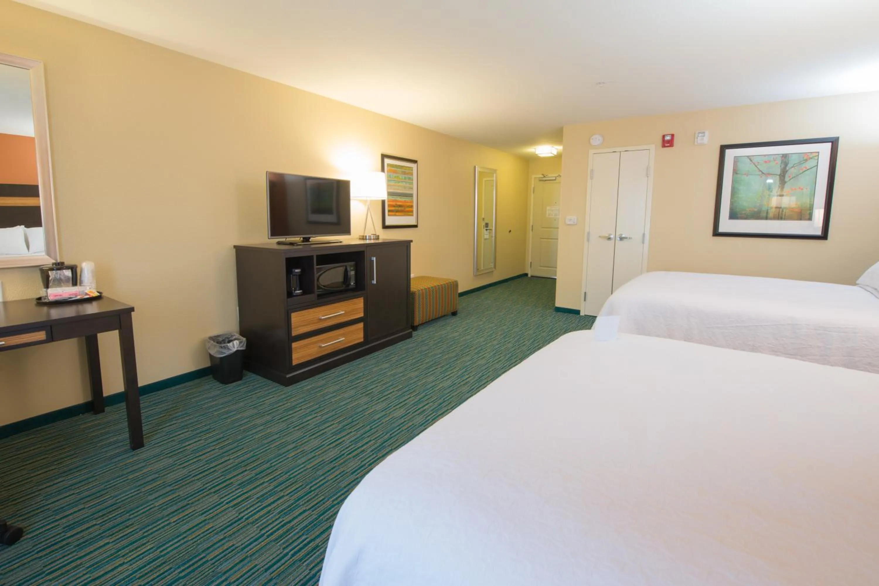 Photo of the whole room, Bed in Holiday Inn Bismarck by IHG
