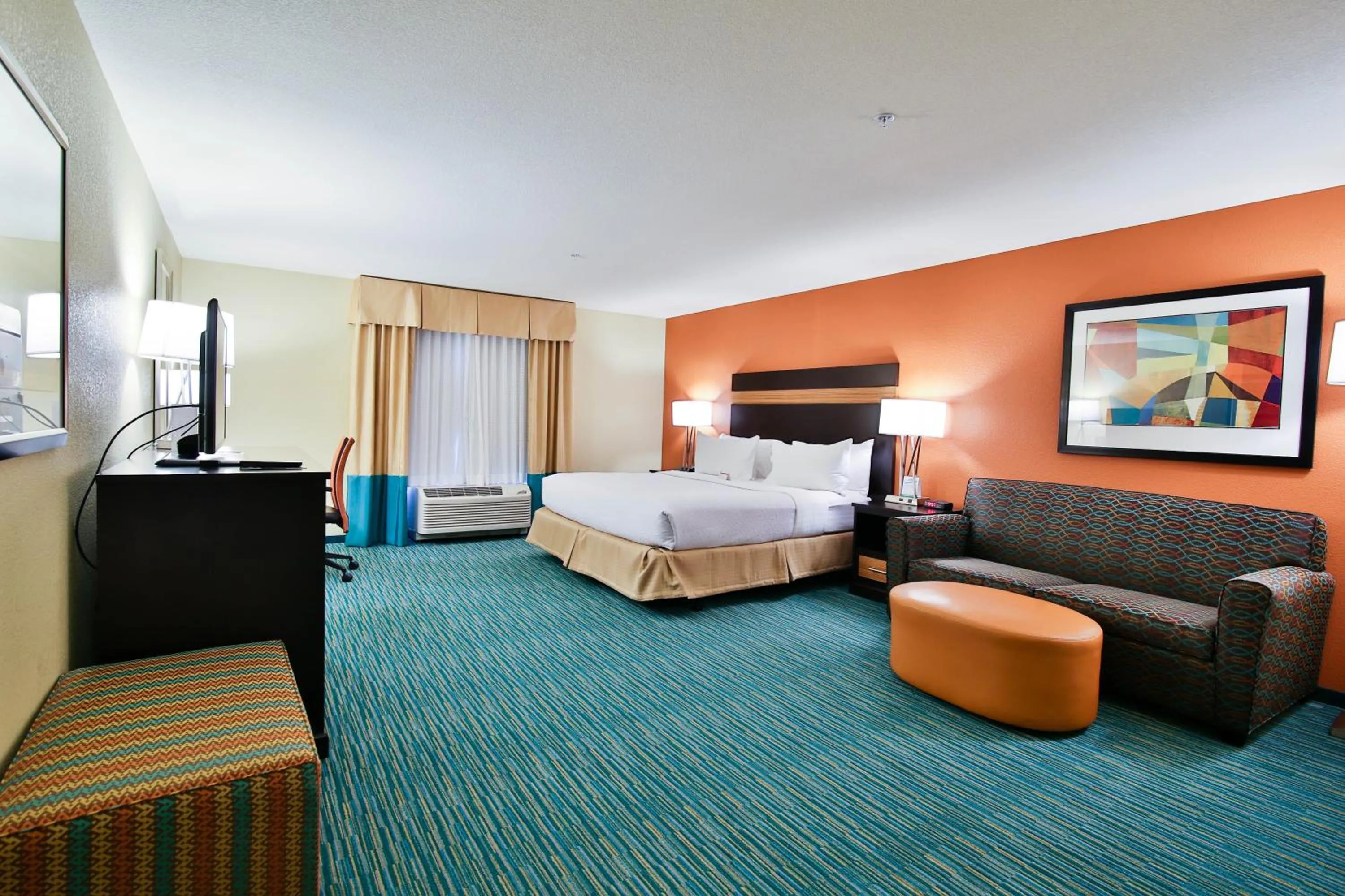 Photo of the whole room, Bed in Holiday Inn Bismarck by IHG