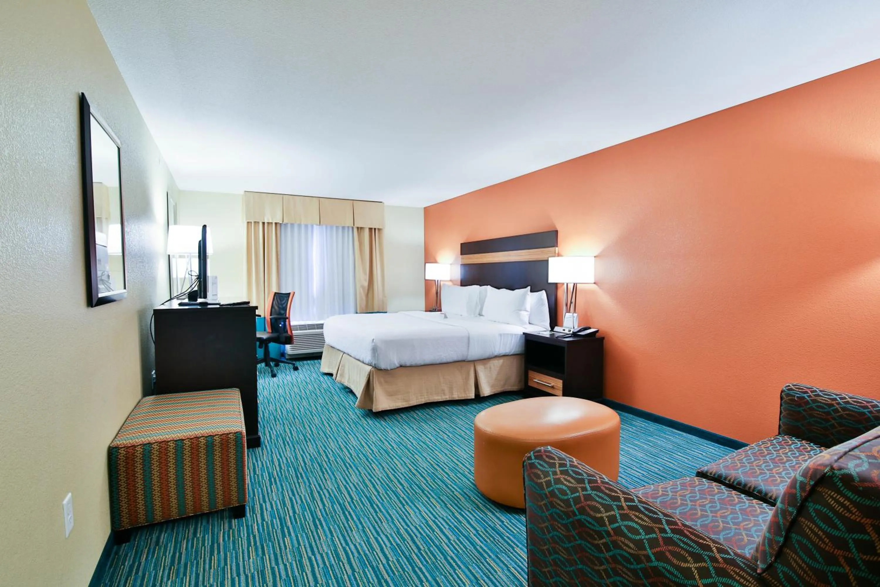 Photo of the whole room, Bed in Holiday Inn Bismarck by IHG