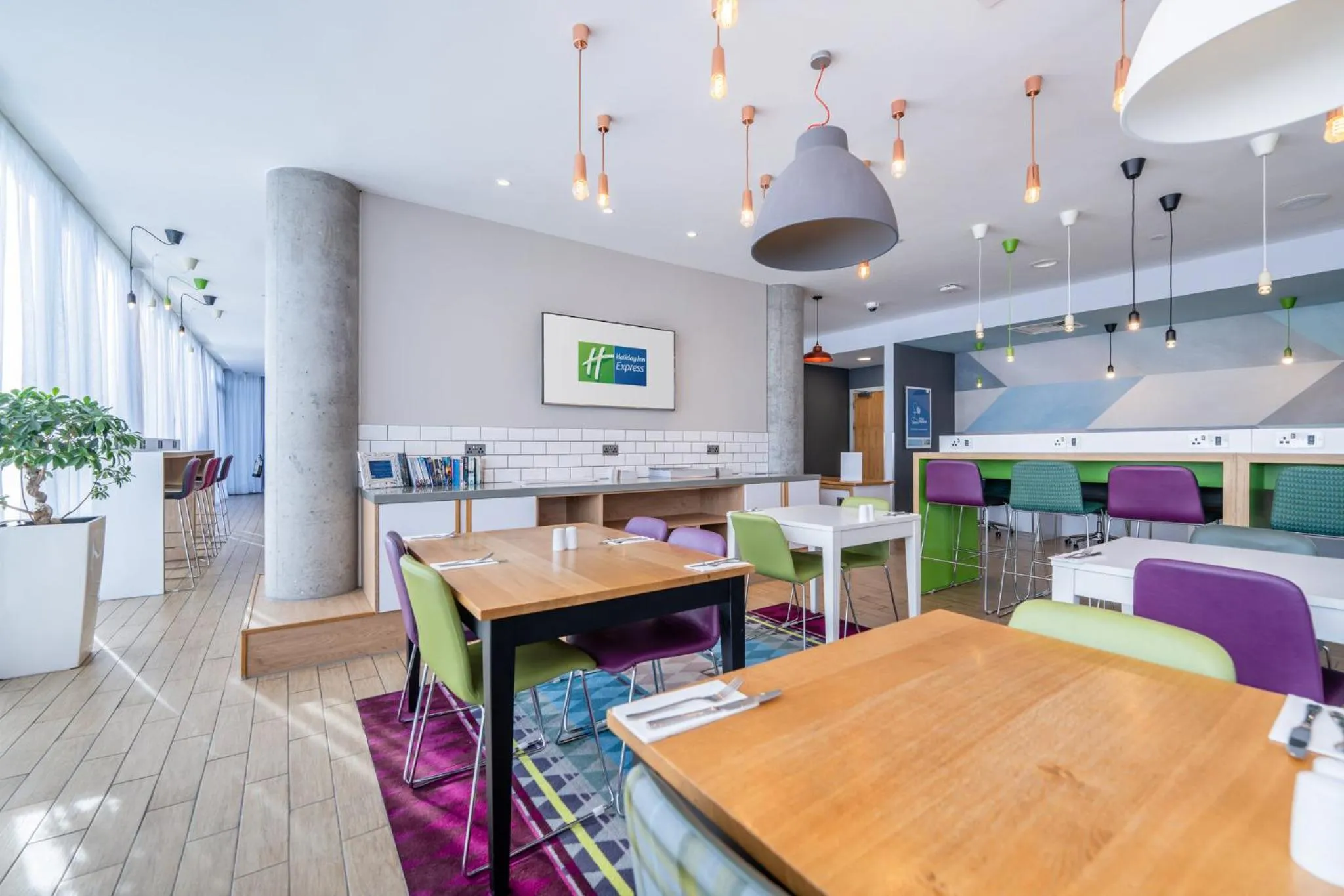 Restaurant/places to eat in Holiday Inn Express Aberdeen Airport by IHG
