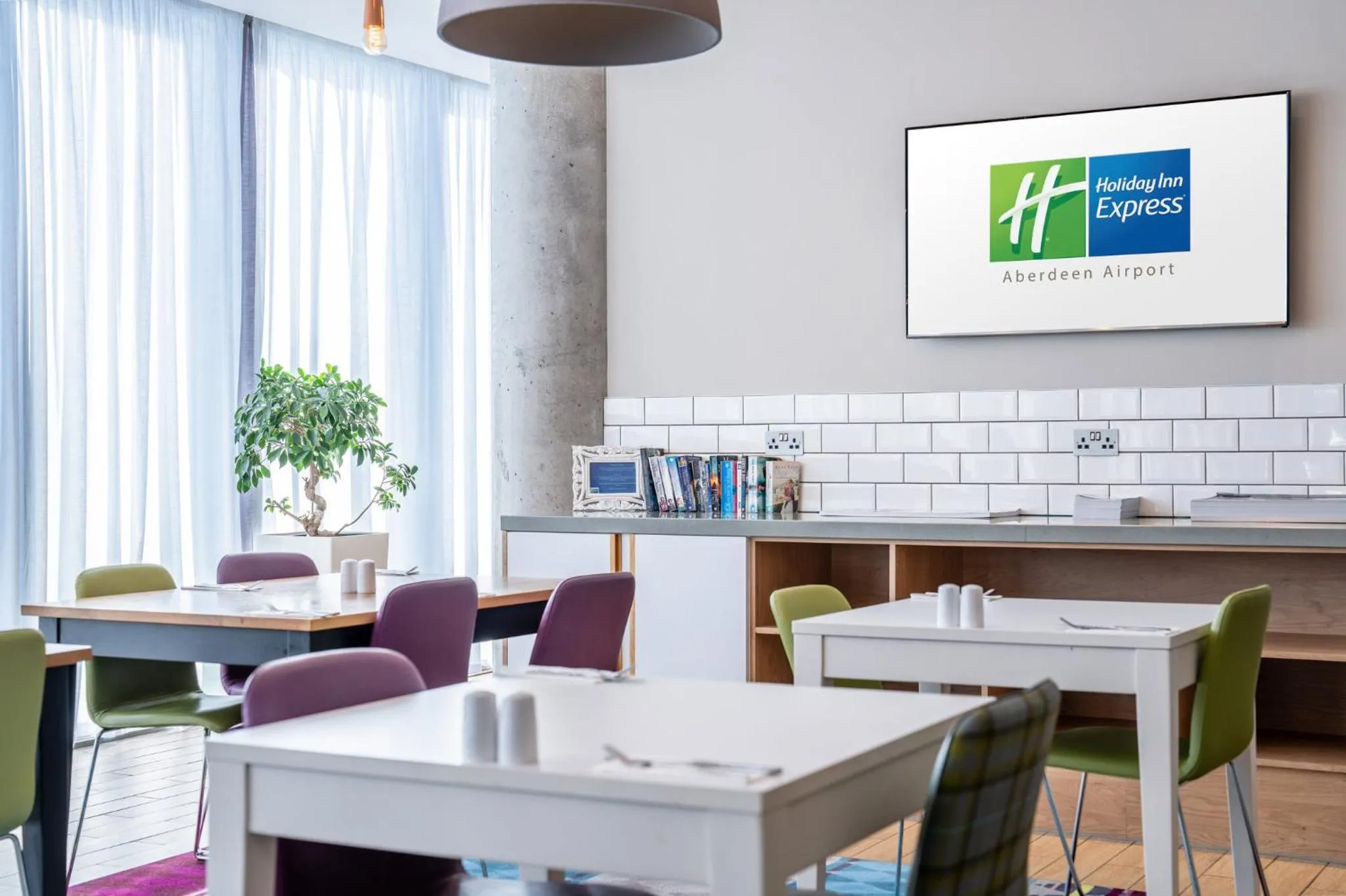 Restaurant/places to eat in Holiday Inn Express Aberdeen Airport by IHG