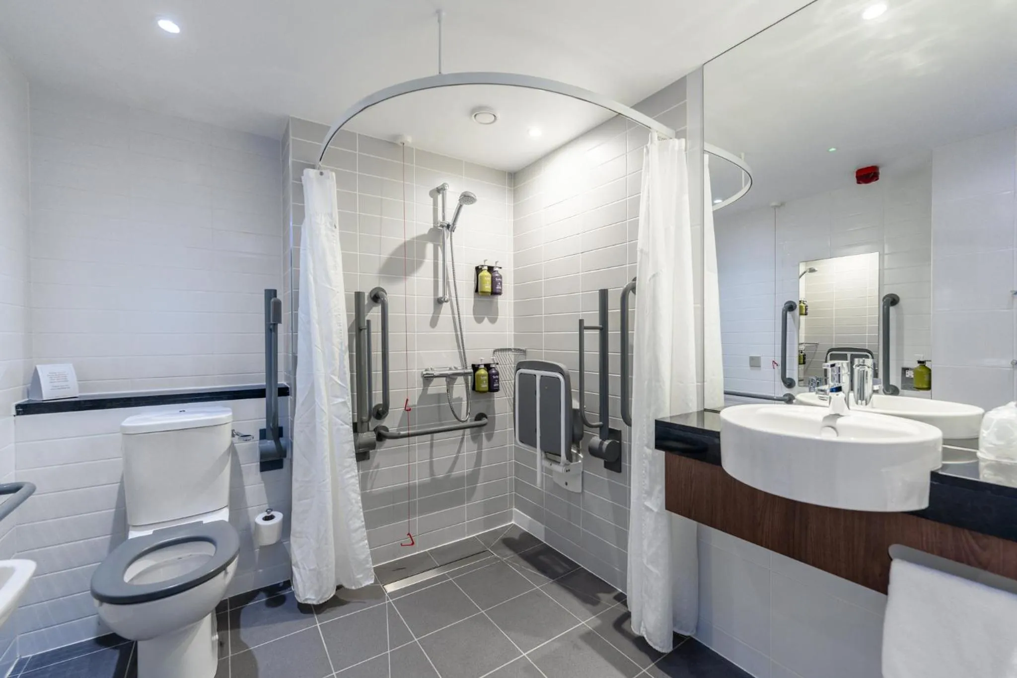 Photo of the whole room in Holiday Inn Express Aberdeen Airport by IHG