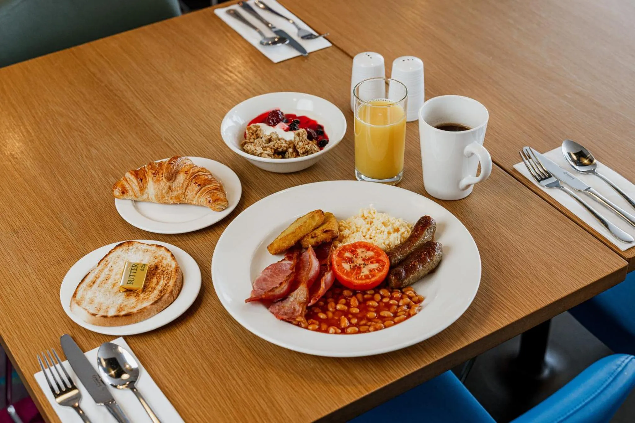 Restaurant/places to eat in Holiday Inn Express Aberdeen Airport by IHG