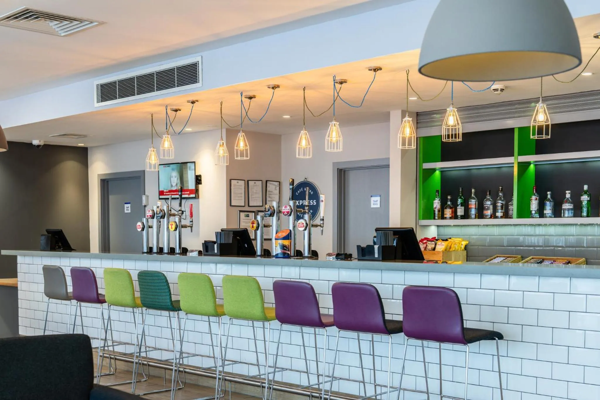 Lounge or bar in Holiday Inn Express Aberdeen Airport by IHG