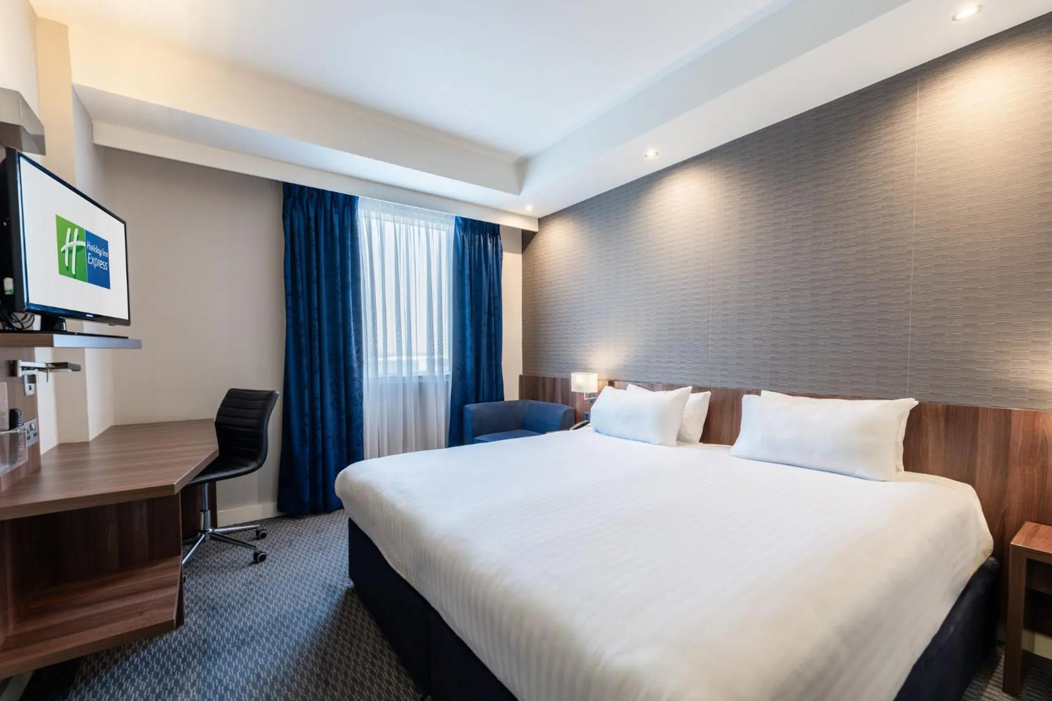 Photo of the whole room, Bed in Holiday Inn Express Aberdeen Airport by IHG