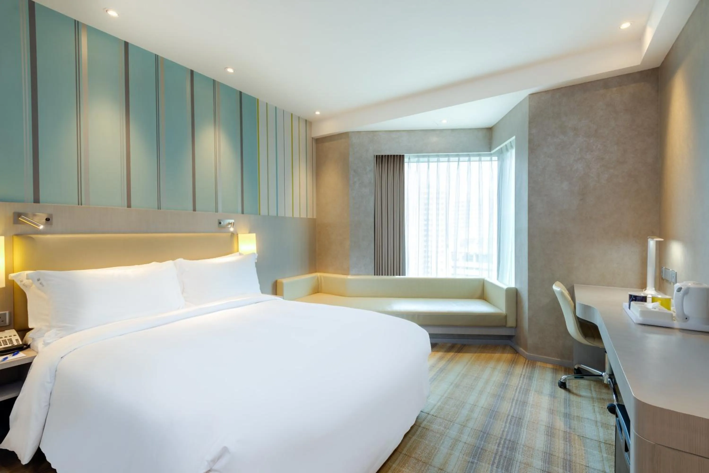 Photo of the whole room, Bed in Holiday Inn Express Hong Kong Mongkok by IHG