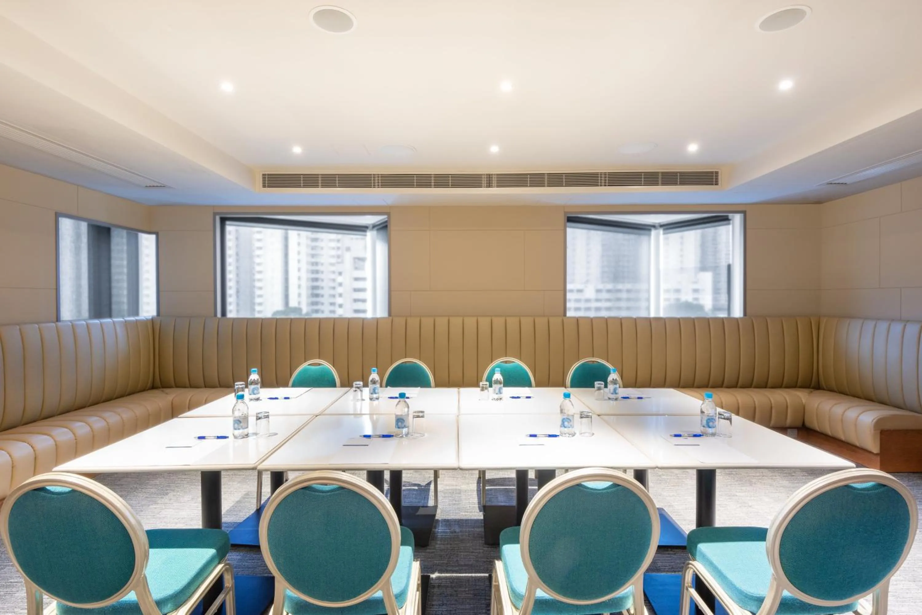 Meeting/conference room in Holiday Inn Express Hong Kong Mongkok by IHG