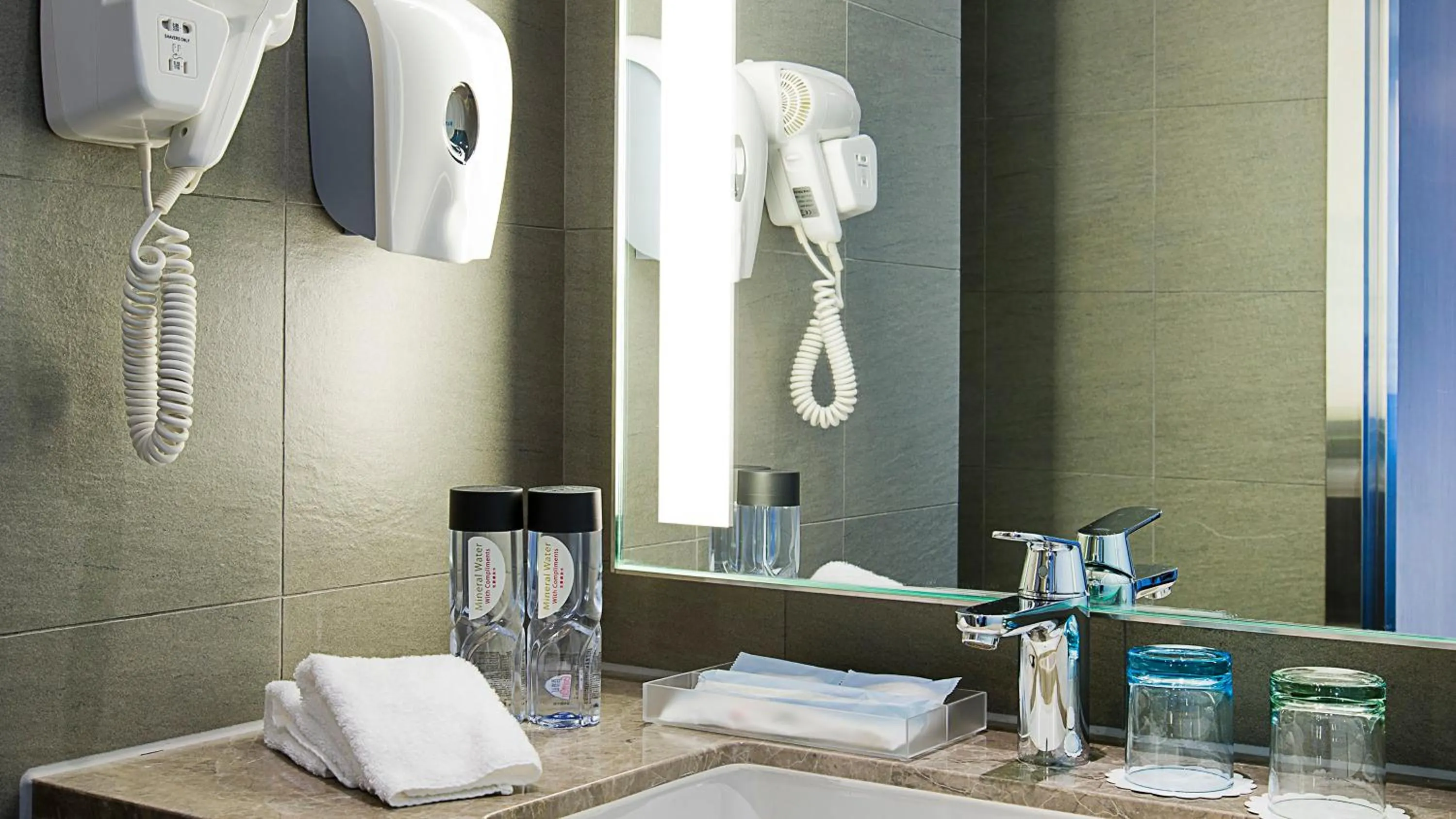 Photo of the whole room in Holiday Inn Express Hong Kong Mongkok by IHG