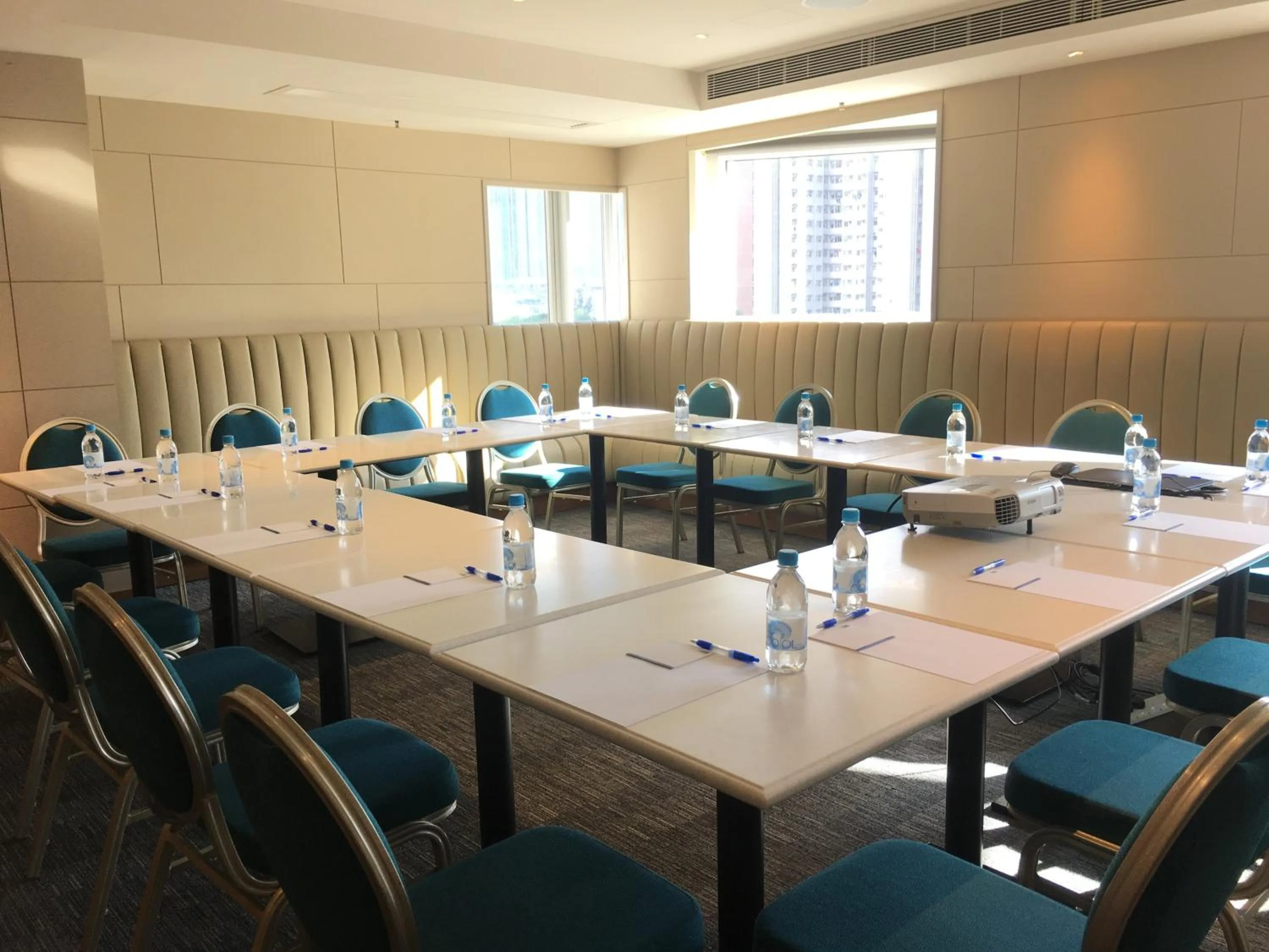 Meeting/conference room in Holiday Inn Express Hong Kong Mongkok by IHG