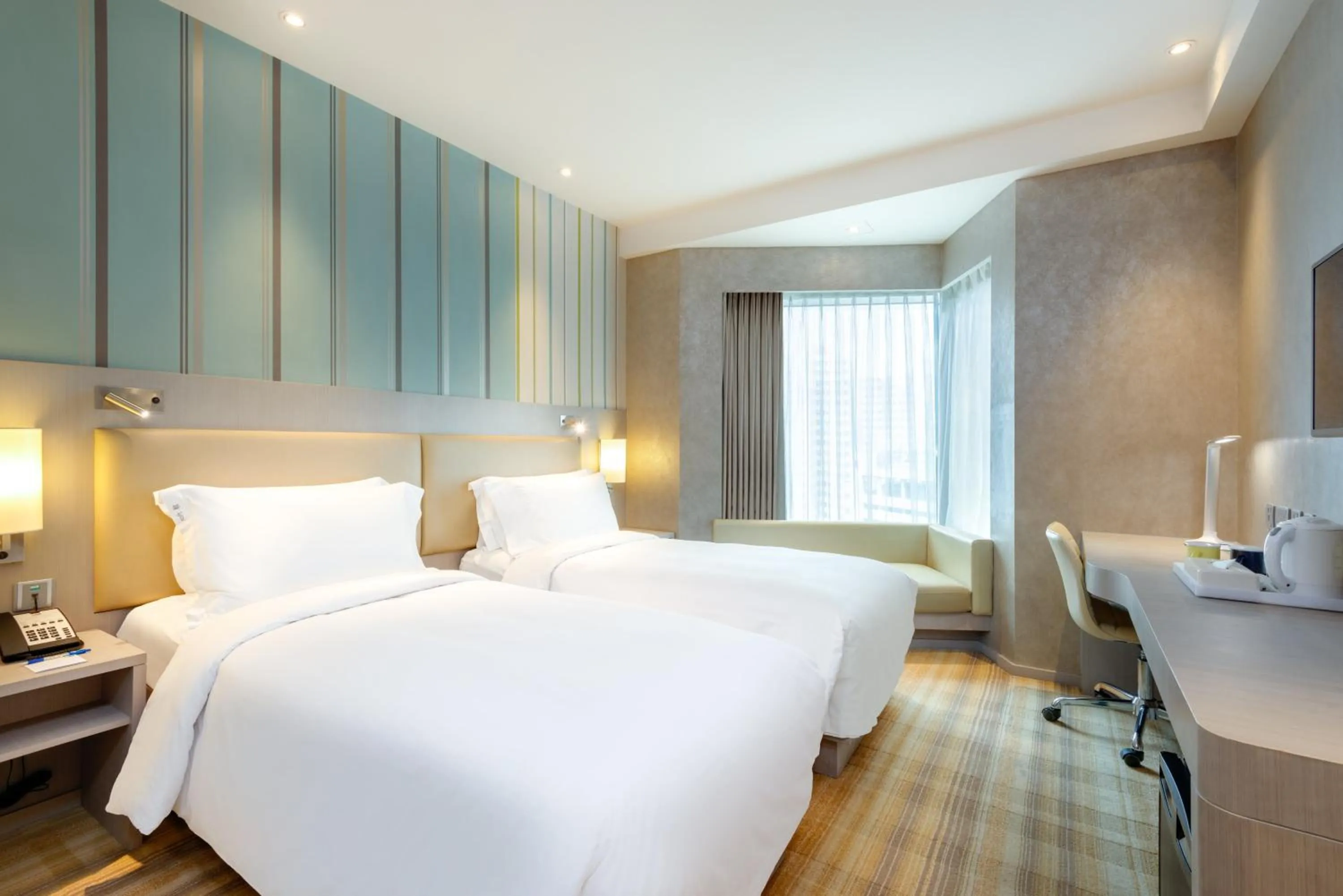 Photo of the whole room, Bed in Holiday Inn Express Hong Kong Mongkok by IHG
