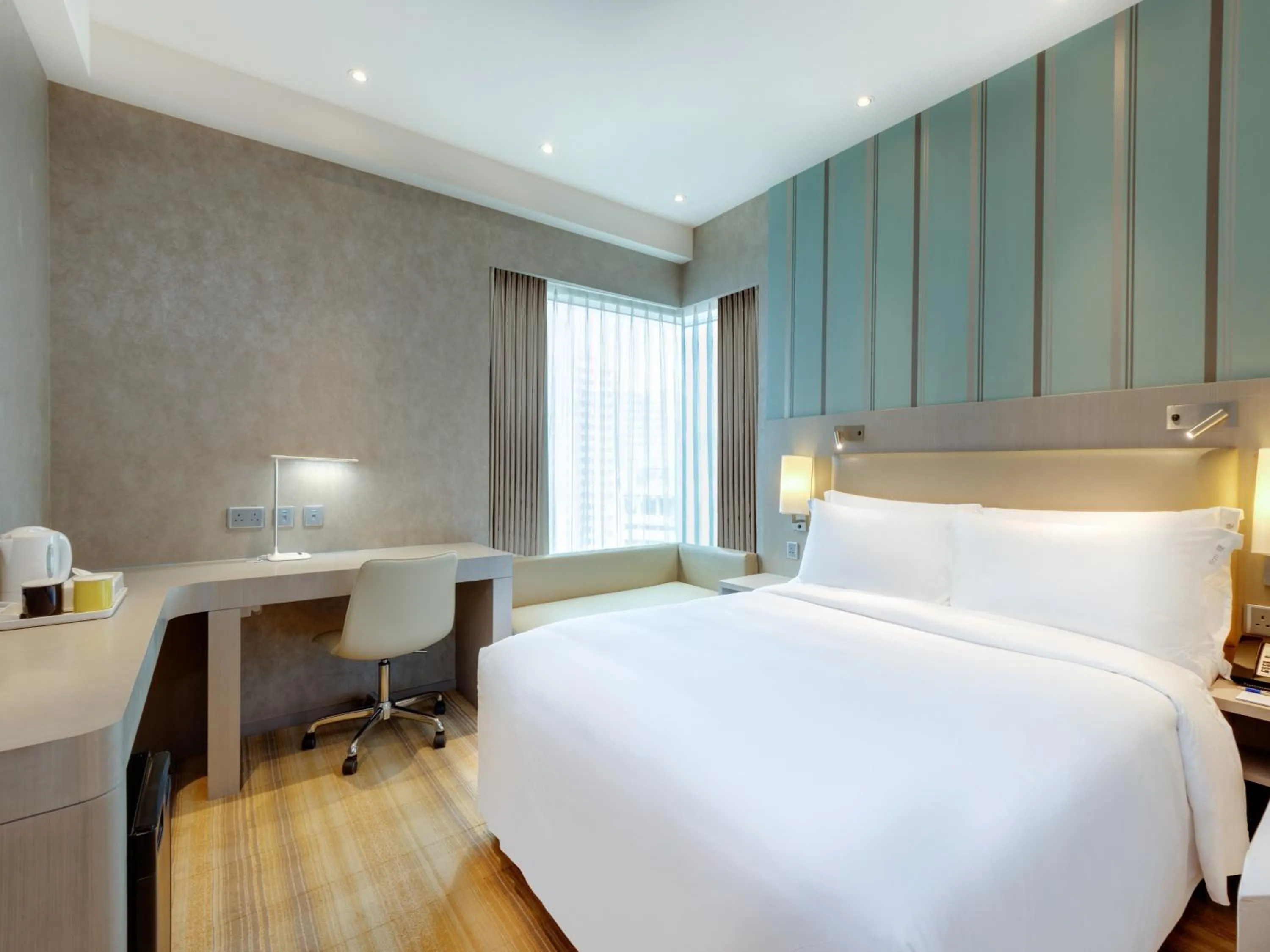 Photo of the whole room, Bed in Holiday Inn Express Hong Kong Mongkok by IHG