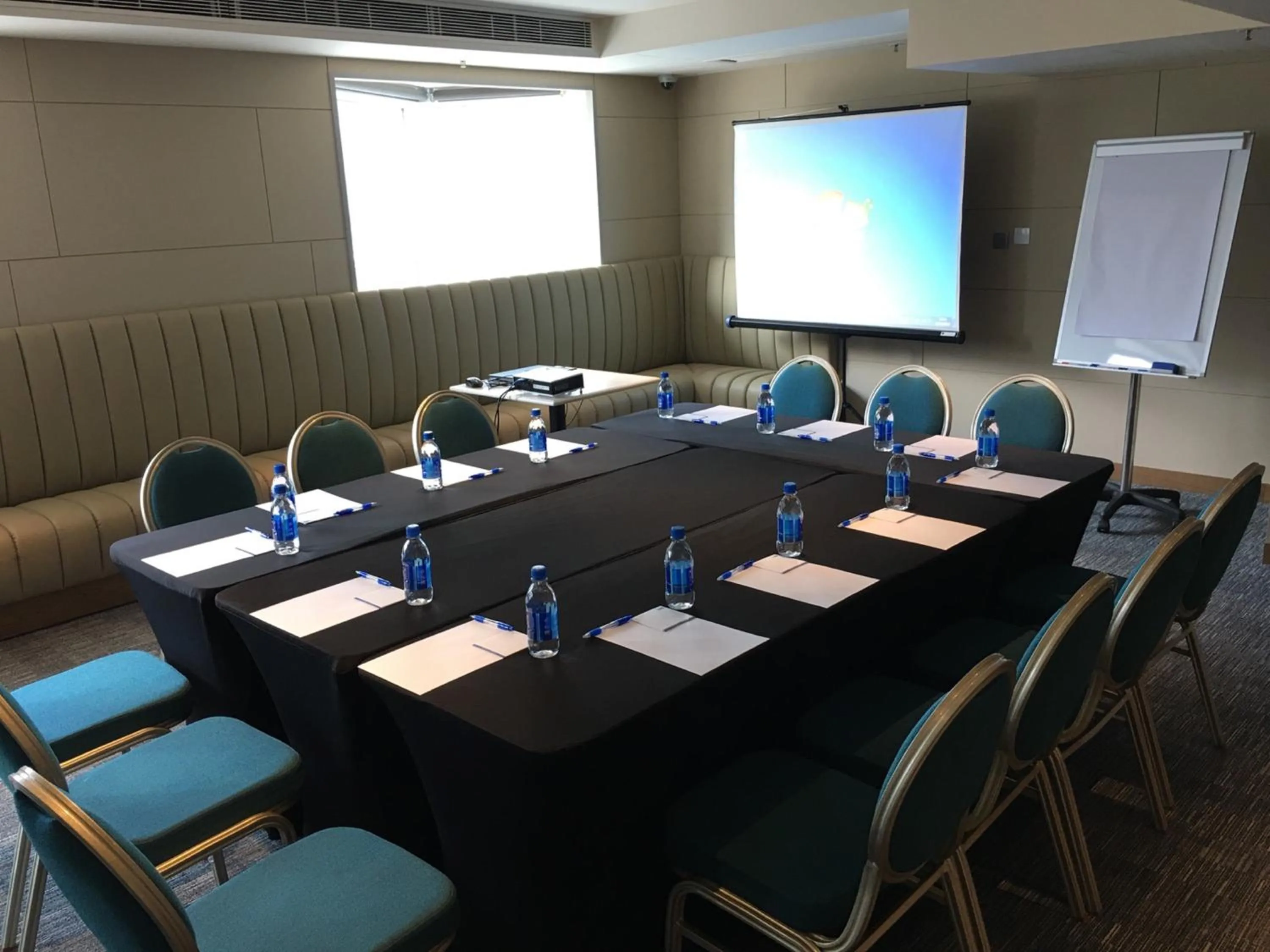Meeting/conference room in Holiday Inn Express Hong Kong Mongkok by IHG