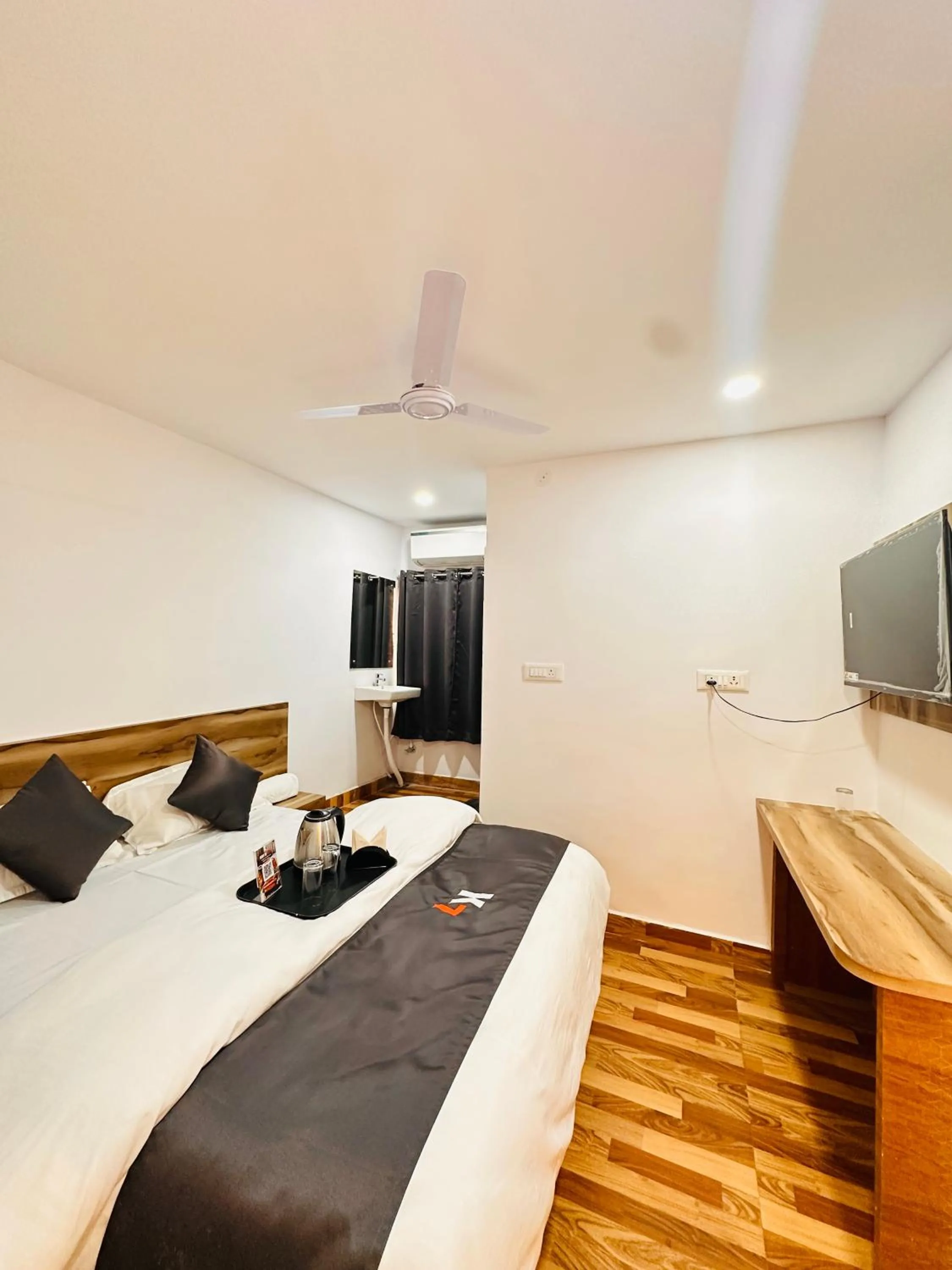 Communal lounge/ TV room, Bed in K7 Hotel & Restaurant