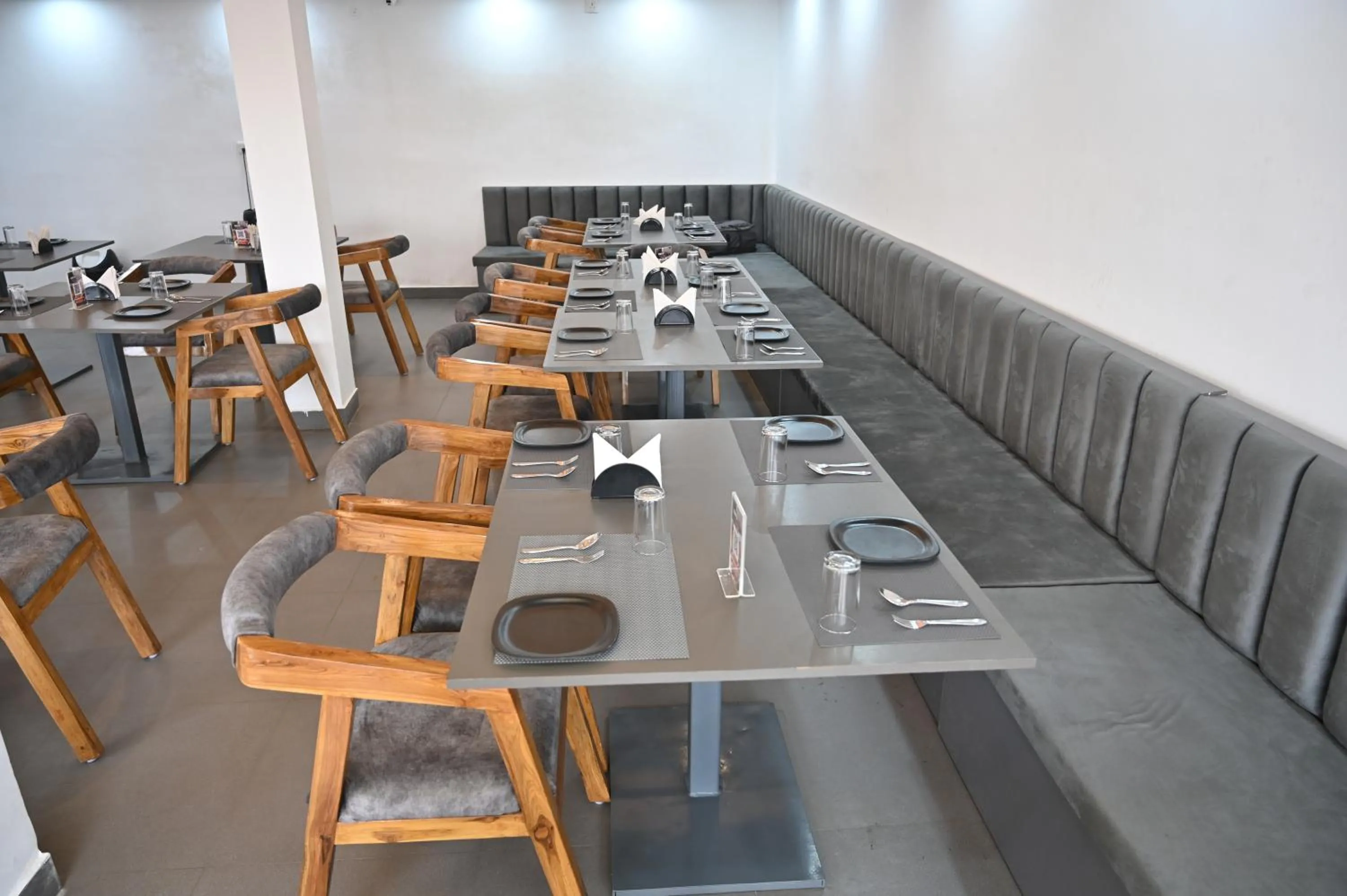 Restaurant/places to eat in K7 Hotel & Restaurant