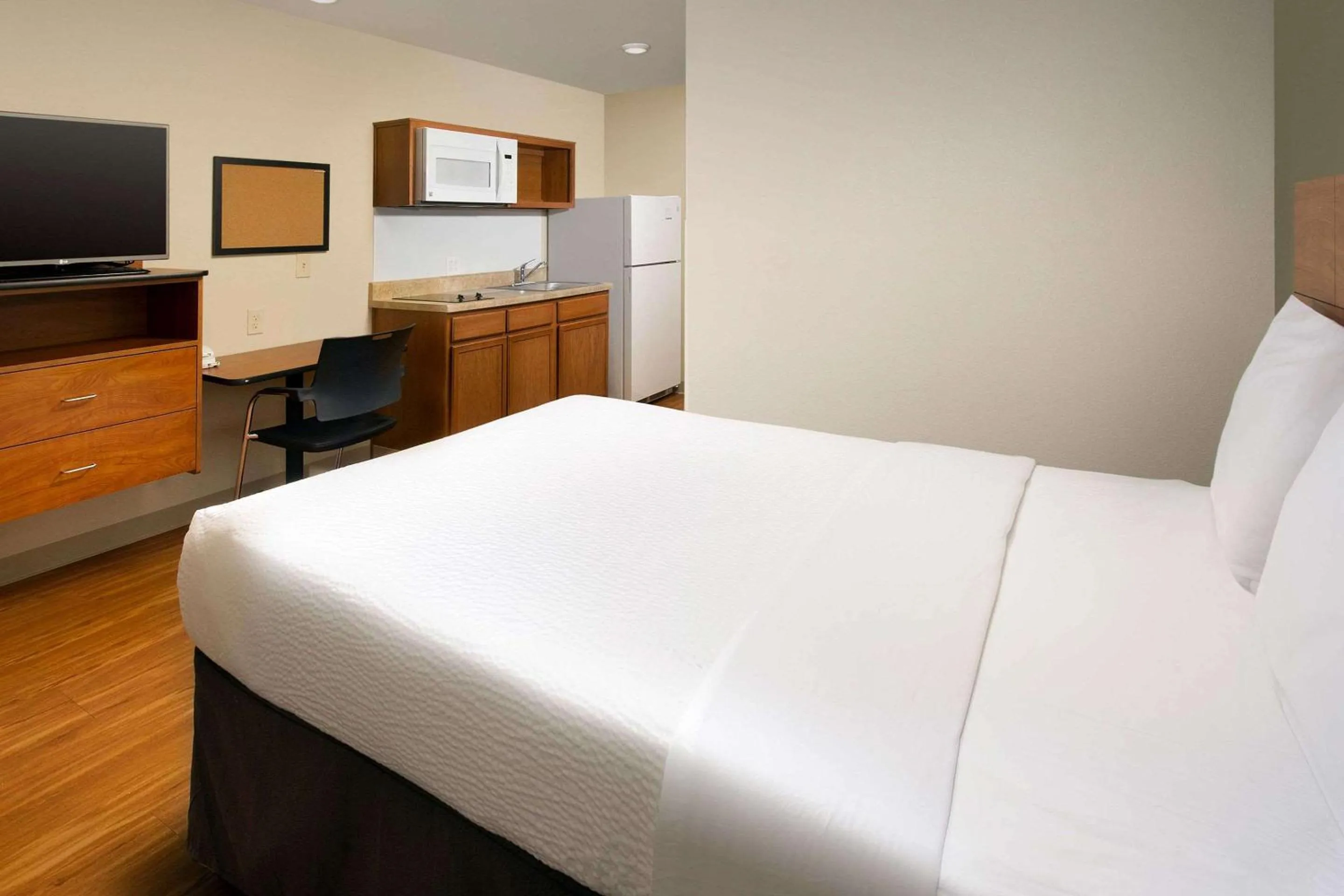 Bedroom, Bed in WoodSpring Suites Louisville Jeffersontown