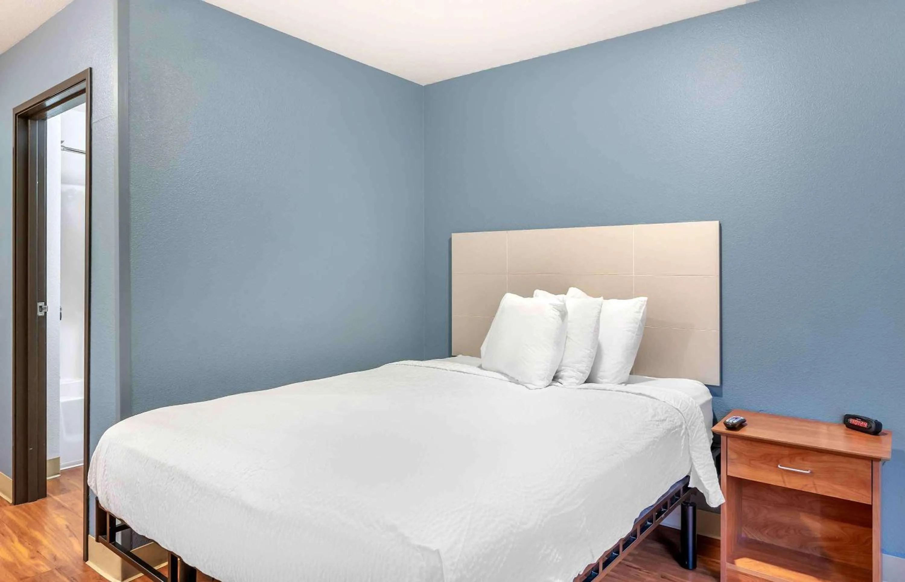 Bedroom, Bed in Extended Stay America Select Suites - Louisville - South