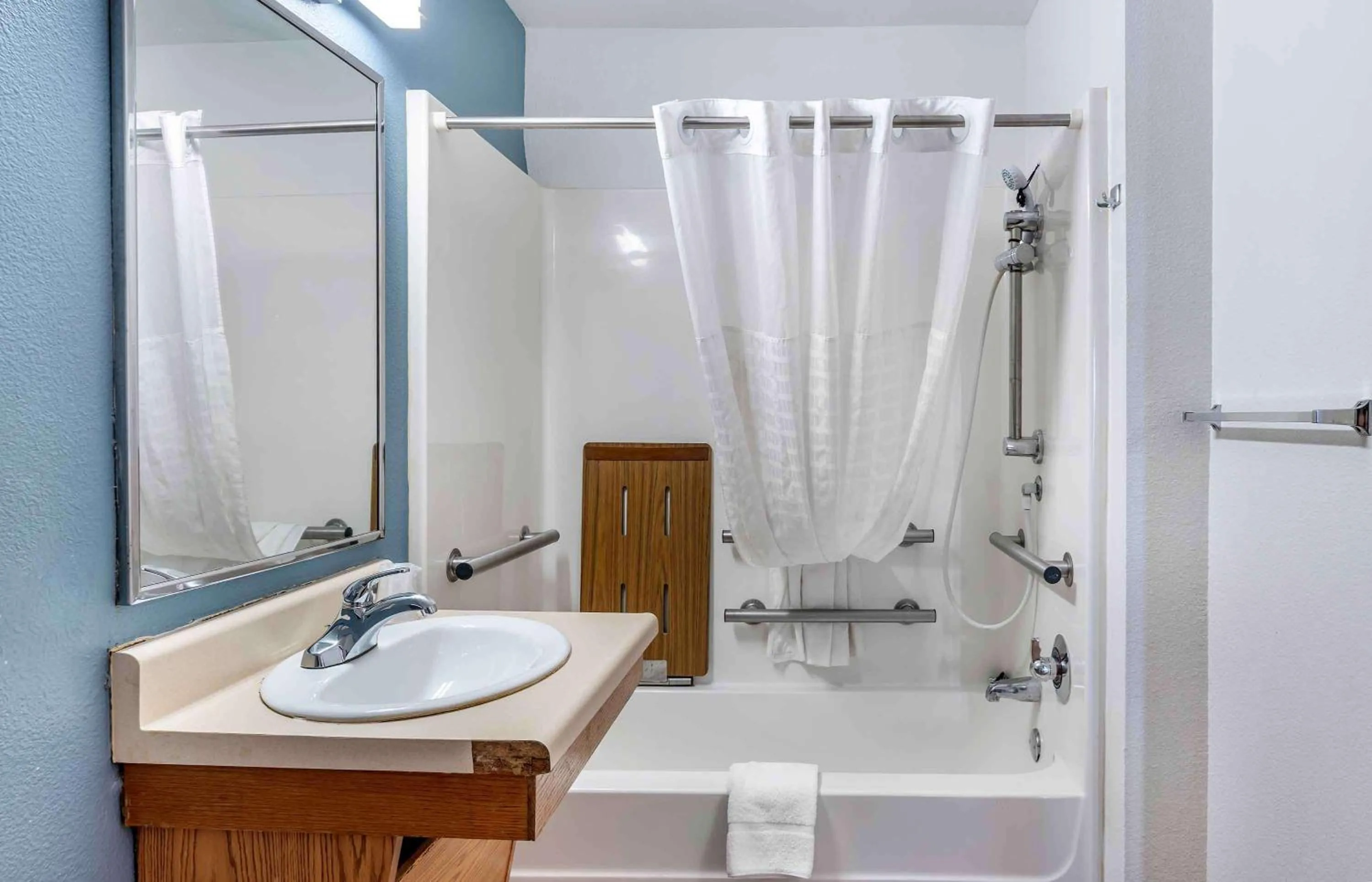 Bathroom in Extended Stay America Select Suites - Louisville - South