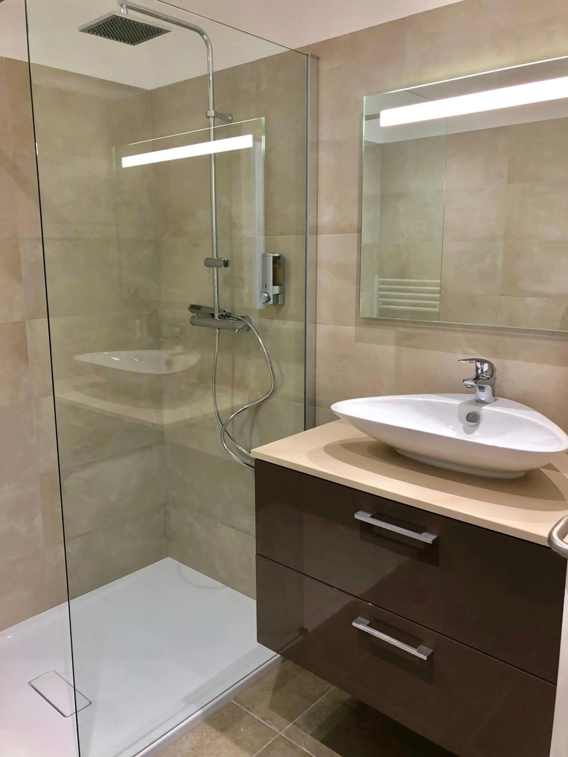 Shower in Best Western Hotel Casa Bianca, Piscine Intérieure et Extérieure