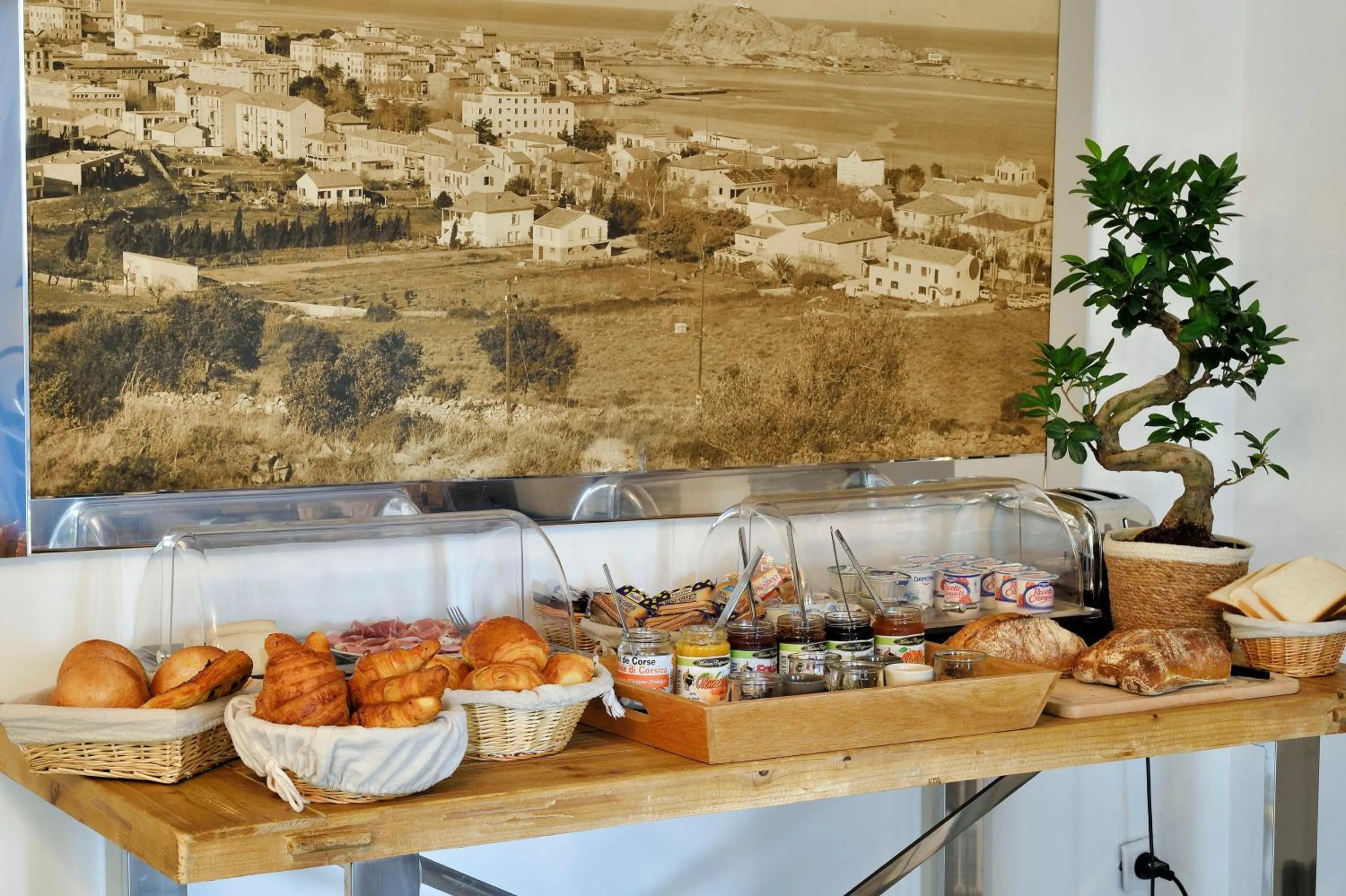 Food and drinks in Best Western Hotel Casa Bianca, Piscine Intérieure et Extérieure