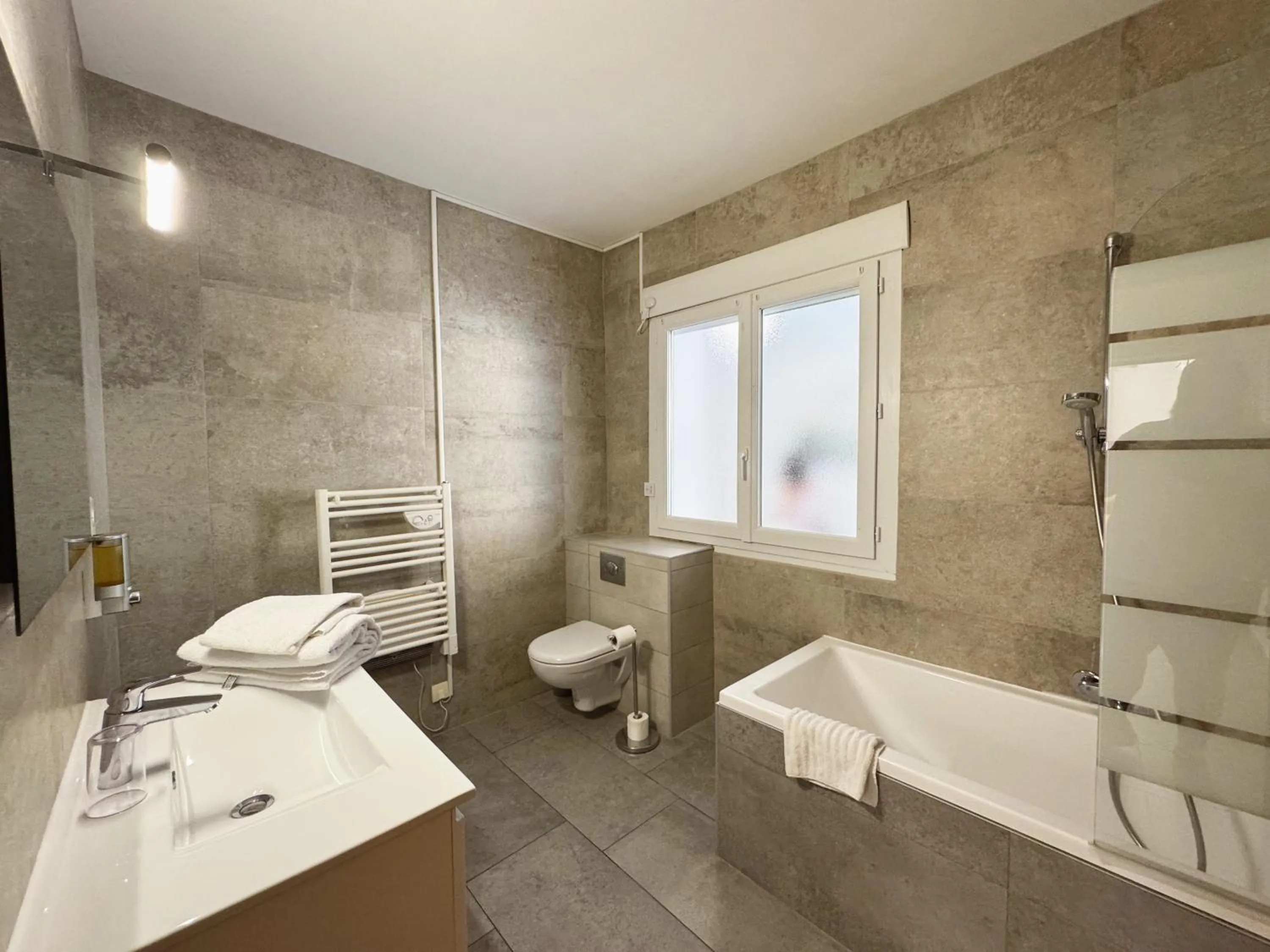 Bath in Best Western Hotel Casa Bianca, Piscine Intérieure et Extérieure