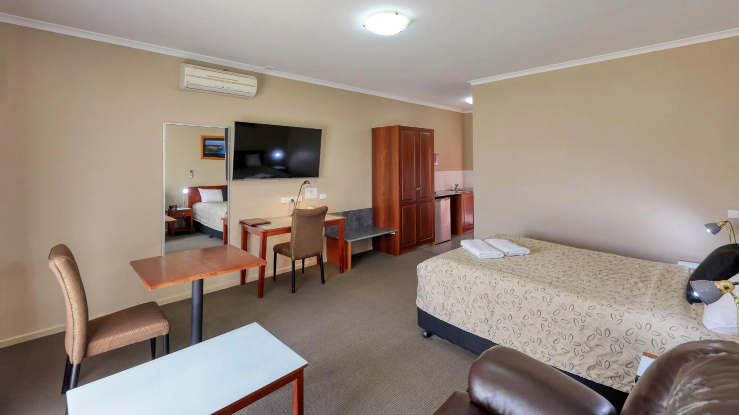 Bed in Top of the Town Motel & Apartments